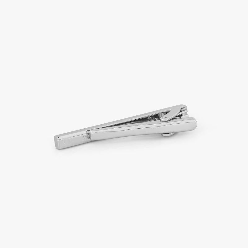 Zen Long Tie Clip with Rhodium Finish

A thin line of our signature diamond pattern decorates the edge, creating a subtle contrast of texture. Set in highly-polished, rhodium plated base metal. Perfect for those who favour a minimalistic