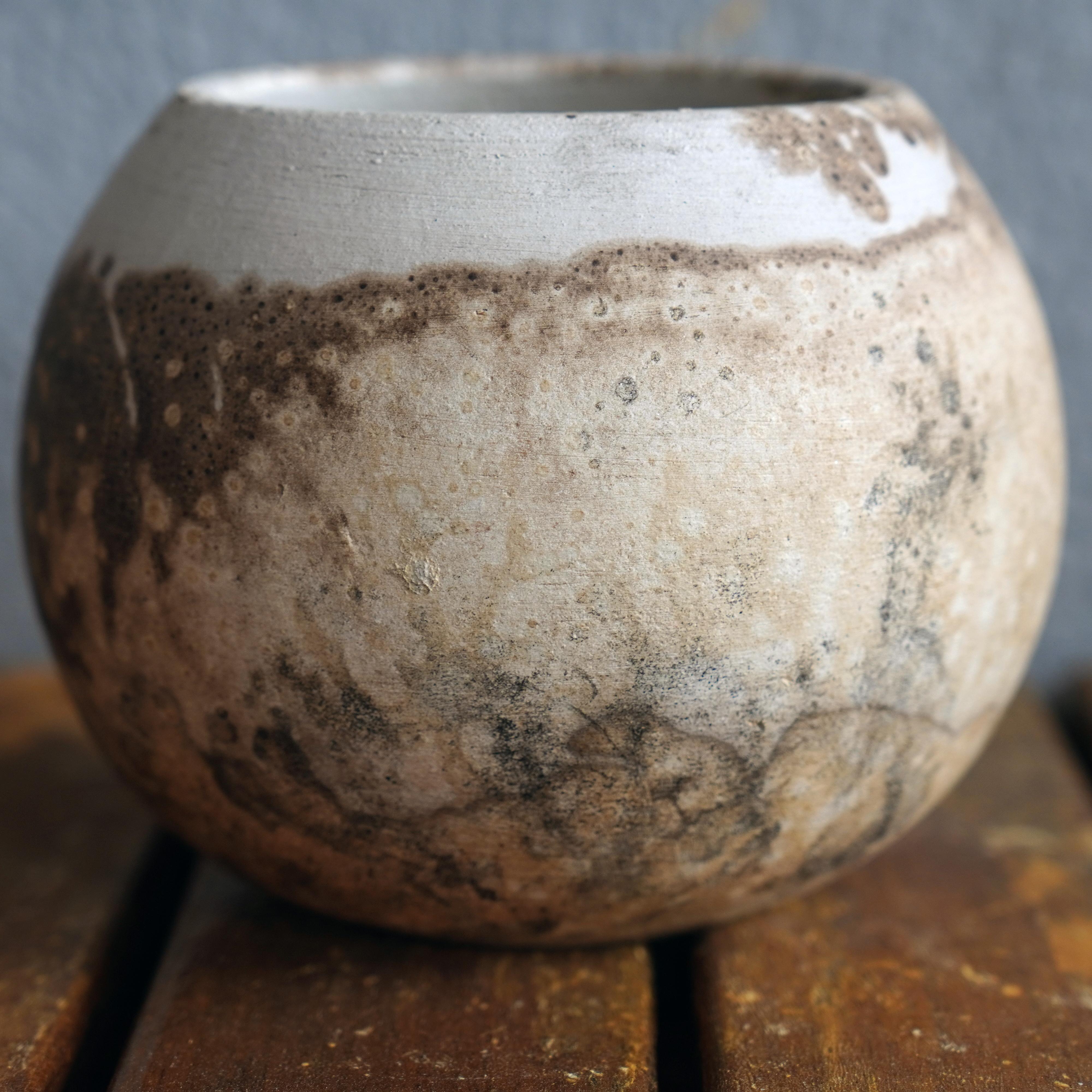 Zen (禅) 

Our Zen Vase is aptly named for its wide circular shape, exuding a sense of ease and peace. Its soothing curves evokes the shape of planet earth. Looking at this vase reminds us to be mindful of our actions in protecting and caring for