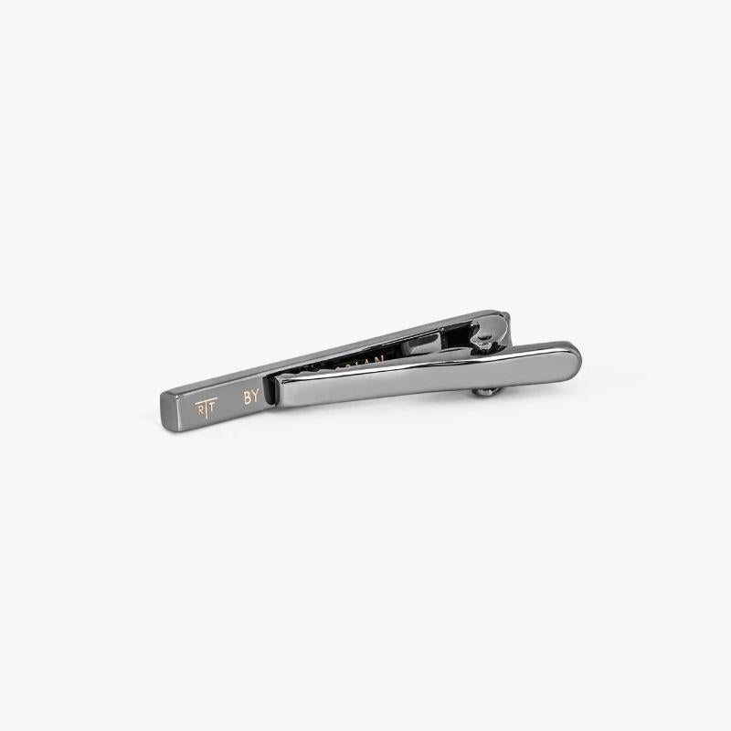Zen Short Tie Clip with Gunmetal Finish

A thin line of our signature diamond pattern decorates the edge, creating a subtle contrast of texture. Set in highly-polished, gunmetal plated base metal. Perfect for those who favour a minimalistic