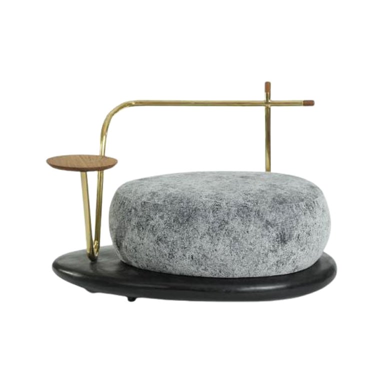 Sgabello Zen Stone 'A' - Seduta imbottita grigia con accenti in teak e ottone di Misaya