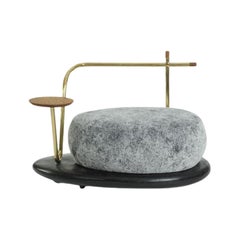 Sgabello Zen Stone 'A' - Seduta imbottita grigia con accenti in teak e ottone di Misaya