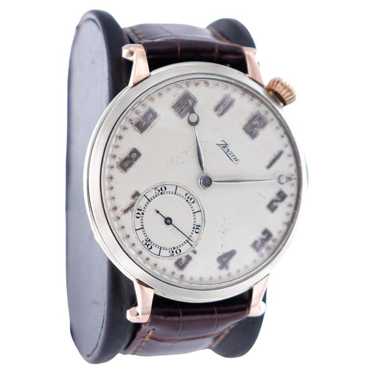 FABRIK / HAUS: Zenith Watch Company
STIL / REFERENZ: Übergroße Taschenarmbanduhr / Art Deco Rund 
METALL / MATERIAL: 14Kt Rose und Weißgold 
CIRCA / JAHR: 1920er Jahre
ABMESSUNGEN / GRÖSSE: 57 Länge X 45 Durchmesser
UHRWERK/KALIBER:  Wicklung / 17