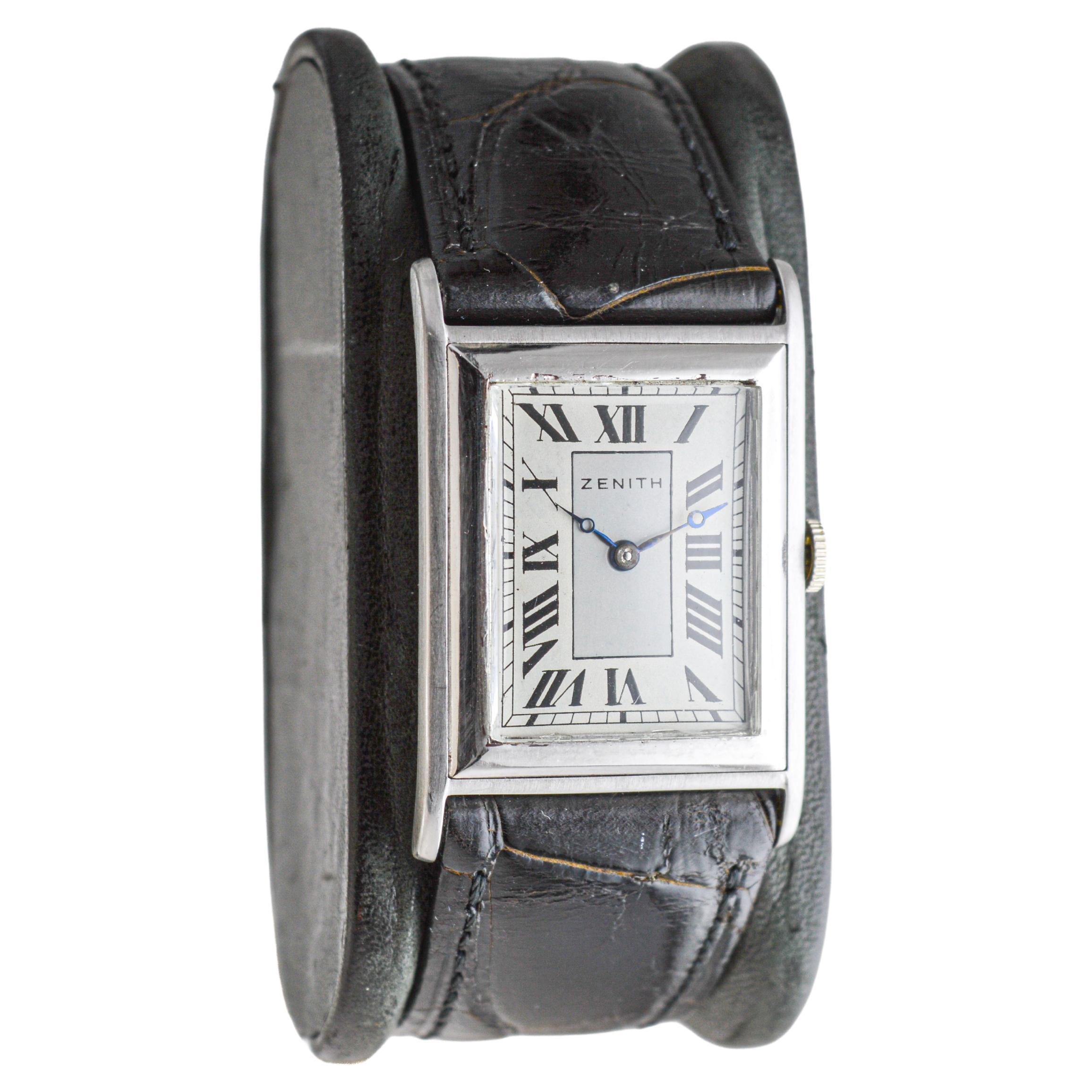 FABRIK / HAUS: Zenith Watch Company
STIL / REFERENZ: Art Deco / Panzer 
METALL / MATERIAL: 18kt Massiv Weißgold
CIRCA / JAHR: 1930er Jahre
ABMESSUNGEN / GRÖSSE: Länge 38mm X Breite 25mm
UHRWERK / KALIBER: Handaufzug / 15 Jewels / Kal.888
ZIFFERBLATT