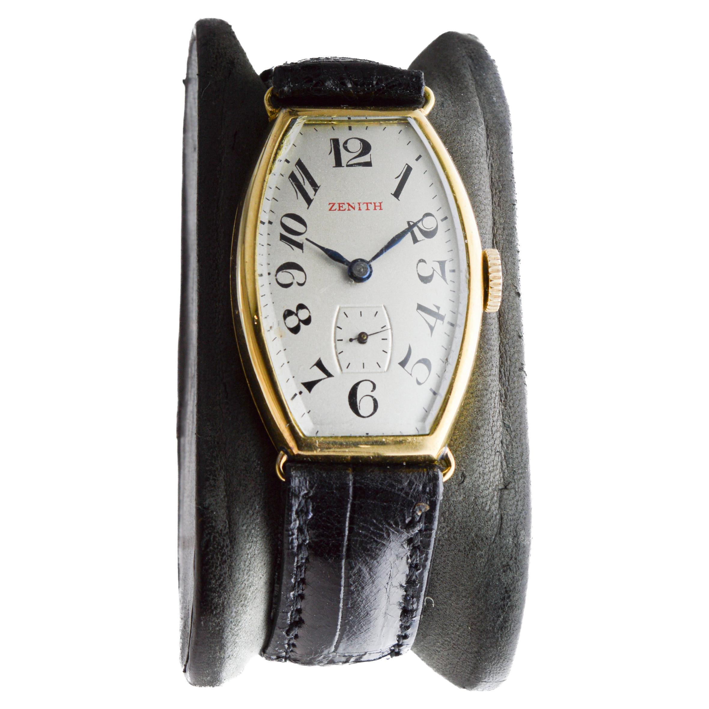 Zenith 18Kt Solid Gold Tonneau Shape Curvex Style circa 1930's In Excellent Condition For Sale In Long Beach, CA