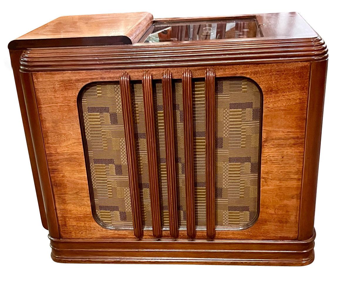 Mid-20th Century Zenith 1938 Chairside Art Deco Radio