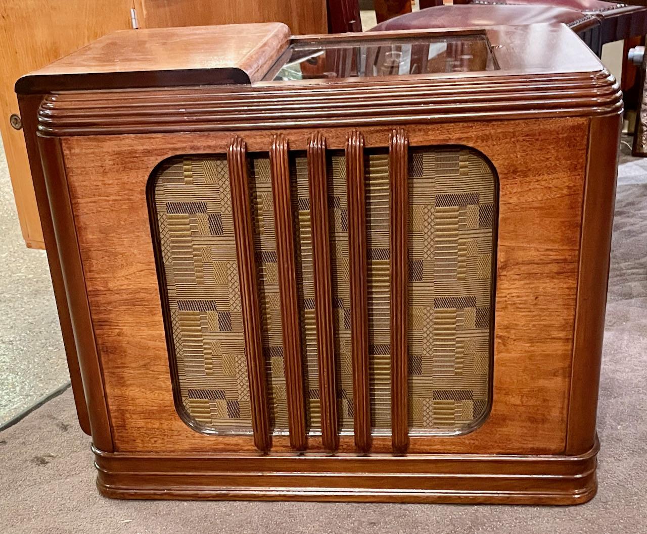Wood Zenith 1938 Chairside Art Deco Radio