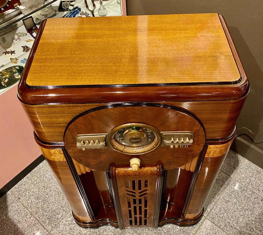 One of Zenith’s best-looking classic consoles made just before World War II in 1940. Last, of the Shutterdials, this twelve-tube radio has been completely refurbished and plays very well with strong selectivity. It has the Wavemagnet internal