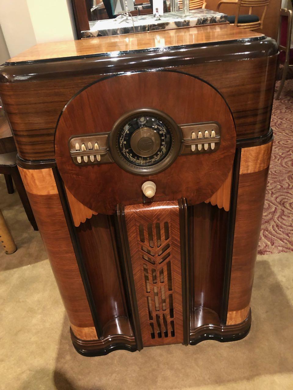 One of zenith’s best looking Classic consoles made just before World War II in 1940. Last of the shutterdials, this twelve-tube radio has been completely refurbished and plays very well with strong selectivity. It has the Wavemagnet internal antenna