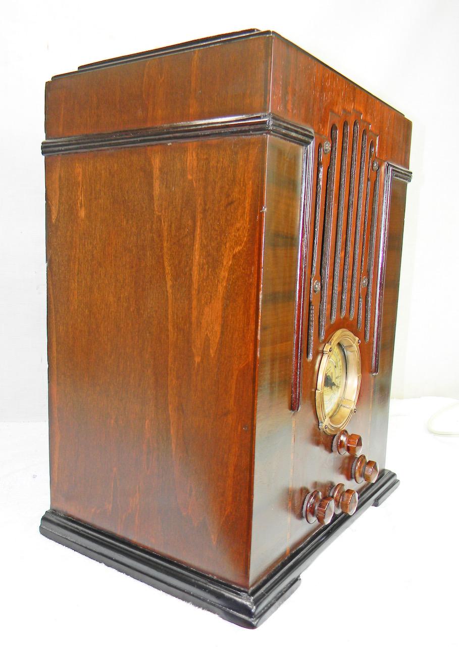 Radio Zenith Art Deco Model 808 Tombstone (1935) con funzionalità Bluetooth. Il mobile è stato rifinito professionalmente con una bella lucentezza satinata. Questo modello è in linea con i tempi e ha le sembianze di un grattacielo. La radio conserva