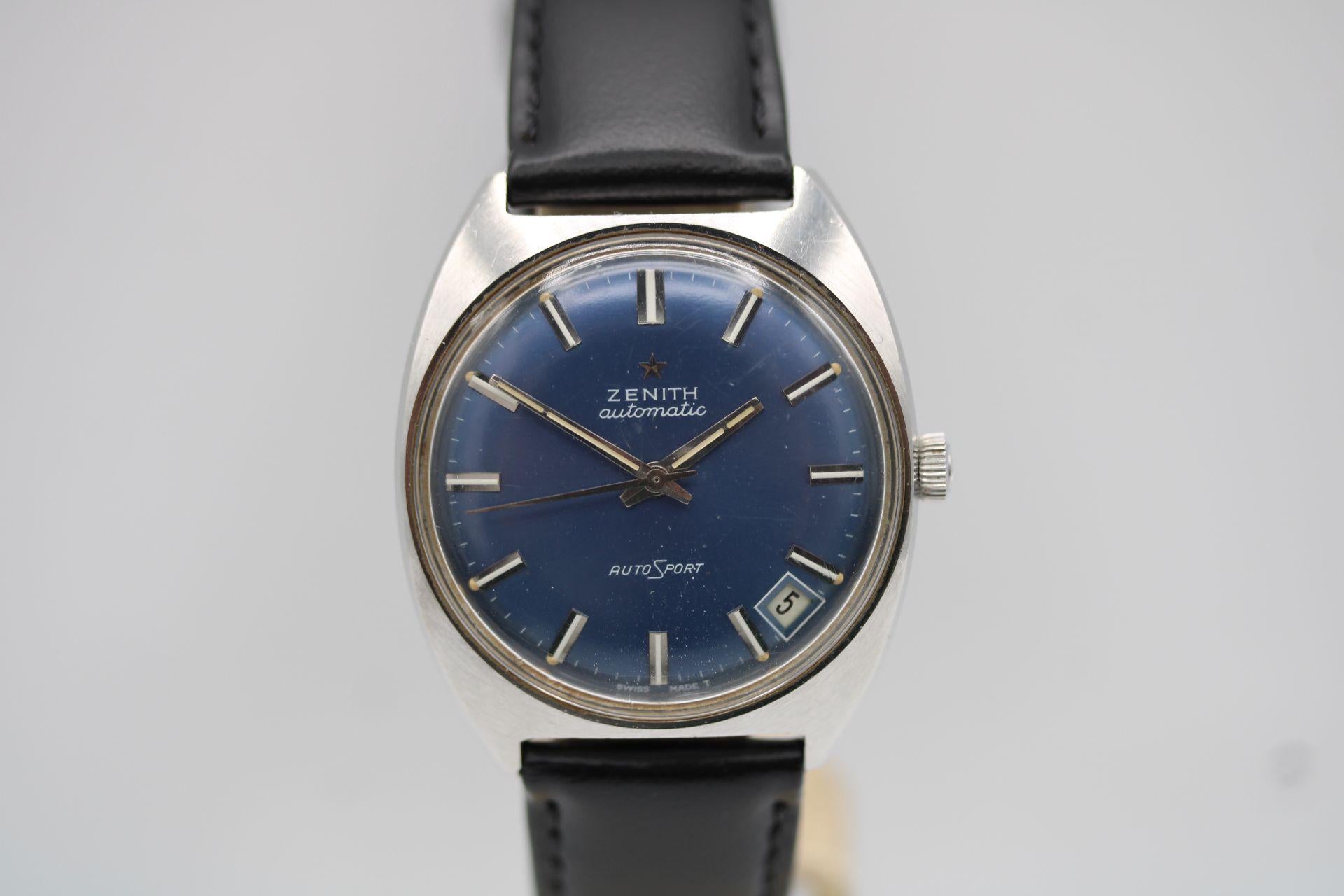 Le Zenith Auto Sport - Classique des années 70 et abordable. Cadran bleu avec index bâtons argentés qui semblent être d'origine.

Le mouvement automatique Calibre 2562 offre une réserve de marche allant jusqu'à 40 heures mais, plus impressionnant
