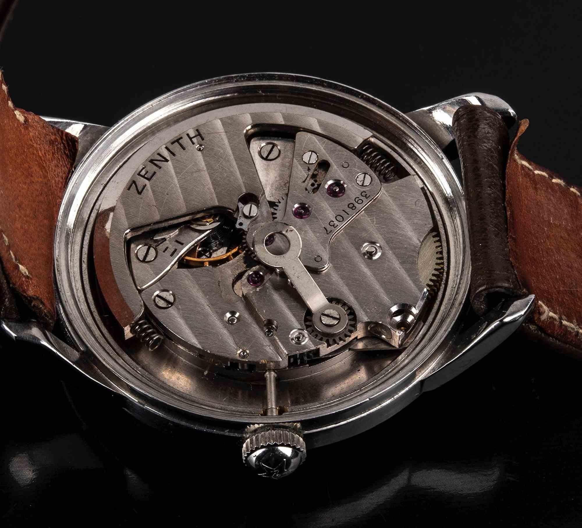 Zenith Stoßstange, 50'

Uhrwerk: Selbstaufzug  cal. 133.8
Gehäuse: Edelstahl  35 mm  zurückschrauben
Zifferblatt: zweifarbig weiß-silber  Goldindizes
Merkmale: Gehäuse, Zifferblatt und Uhrwerk signiert
