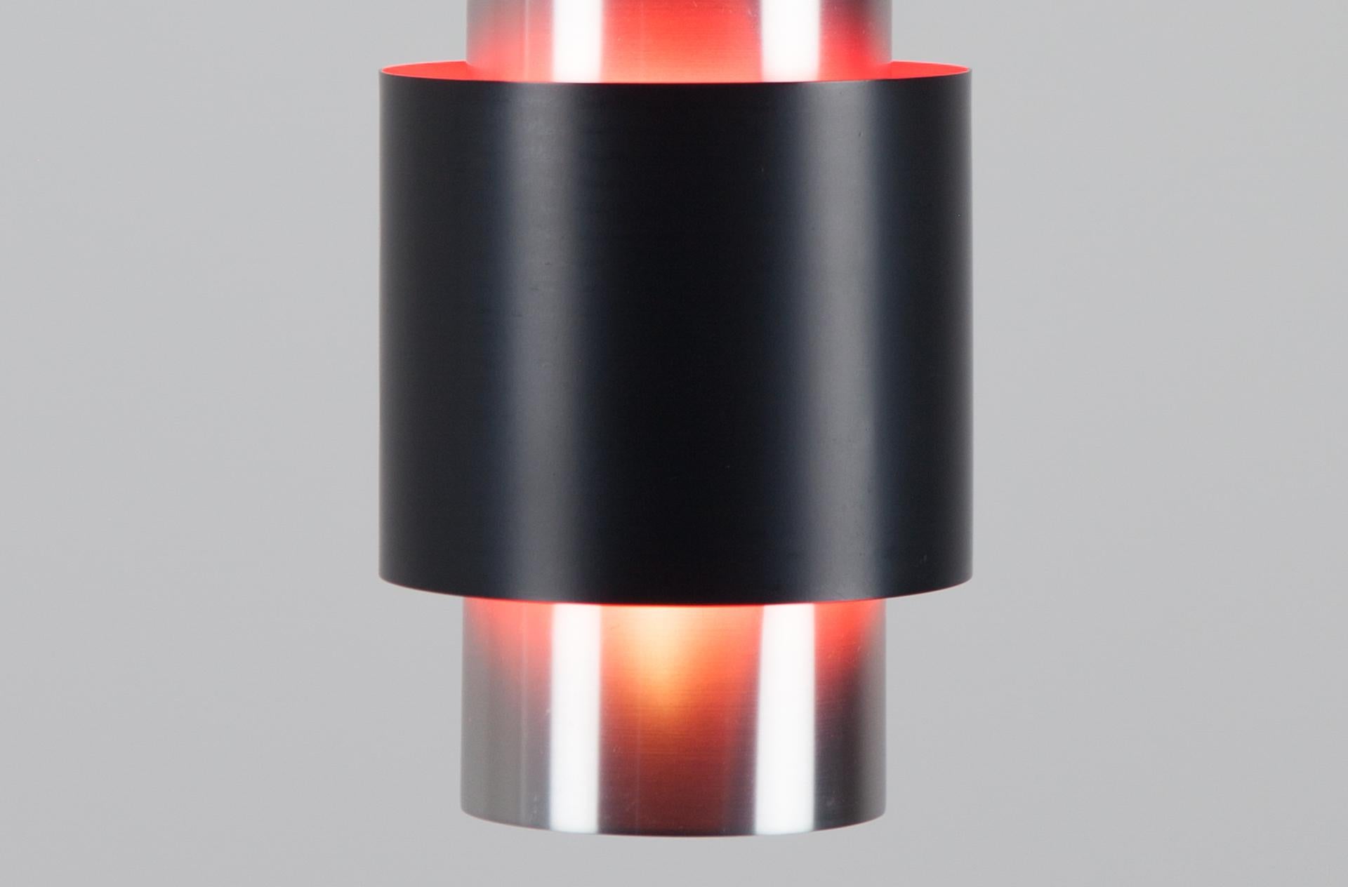 Aluminium and black powder coated aluminium. Excellent condition.
 
This 1967 pendant is one of Hammerborg's most famous designs and consists of three cylinders, a structure Hammerborg loved exploring with. The black cylinder is painted pink on