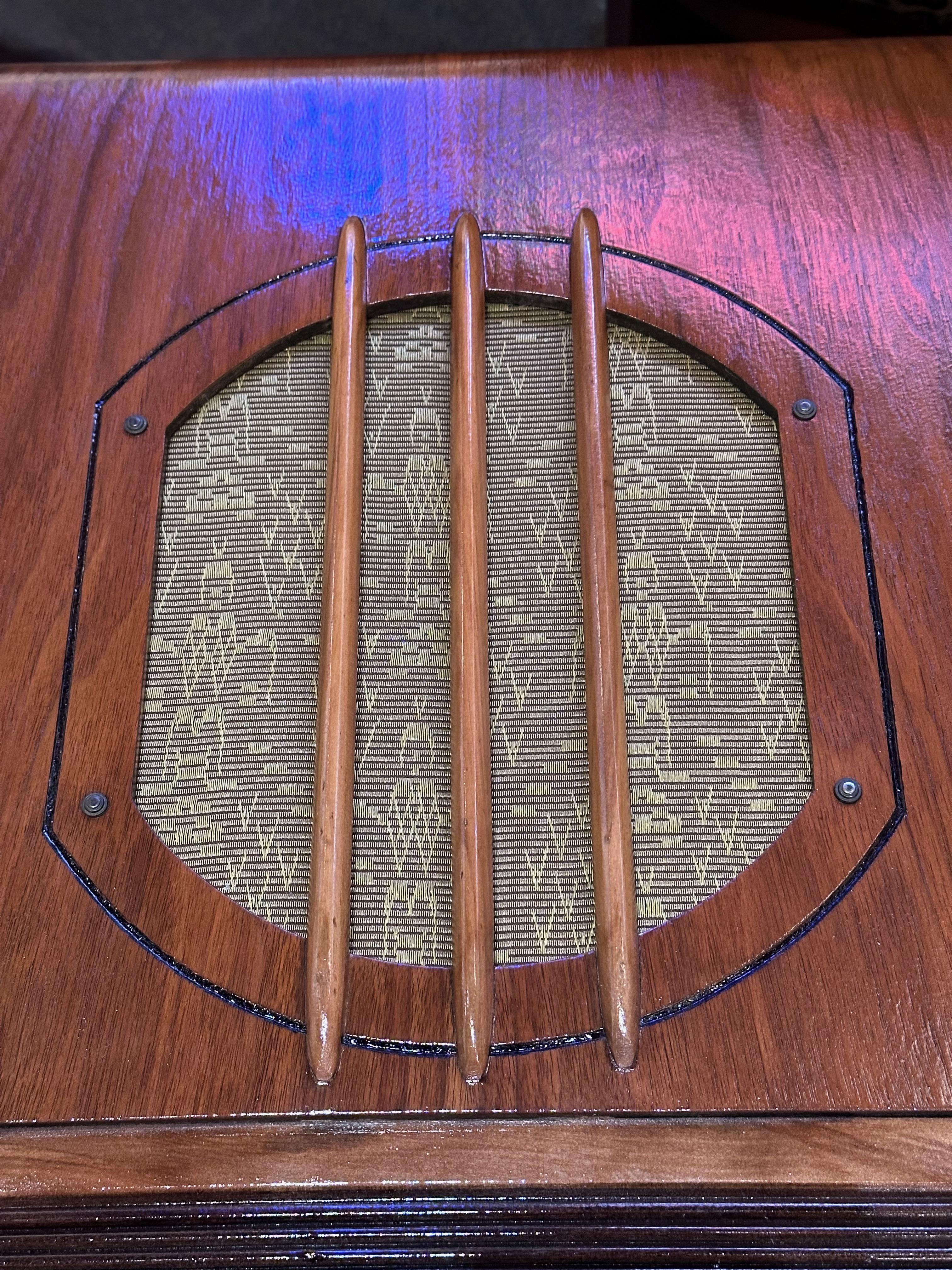 Zenith Chairside Radio Bar With Glasses Art Deco Rare In Good Condition For Sale In Oakland, CA