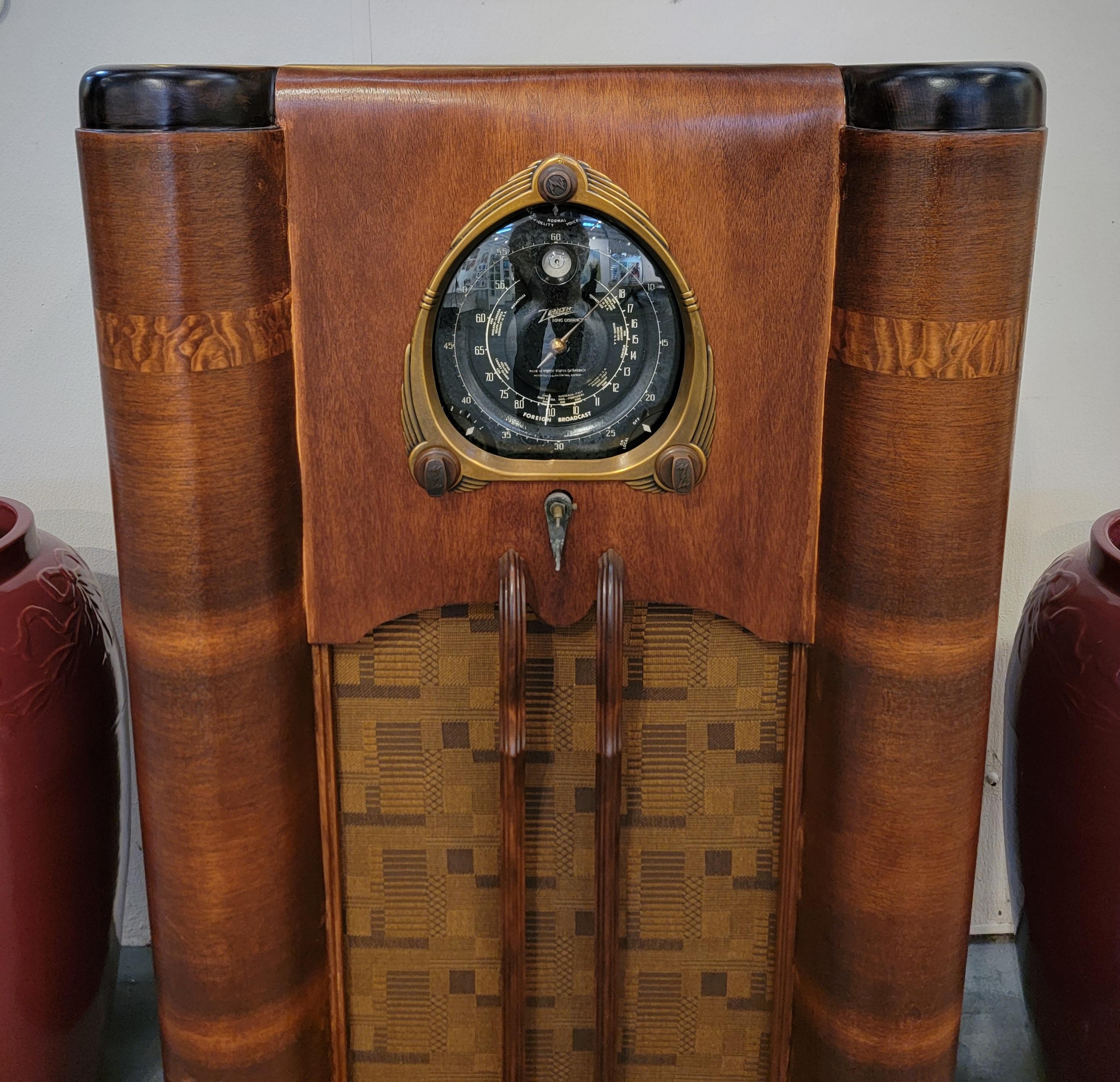 Ein Philco Modell 9-S-262 Konsolenradio mit Mehrbandwählscheibe. CIRCA. 1938. Alle elektrischen Komponenten und der Lautsprecher sind intakt, aber nicht getestet. Schönes Zifferblatt, Grilltuch und Finish. 

42 Zoll hoch.
26 Zoll breit.
16,5 Zoll
