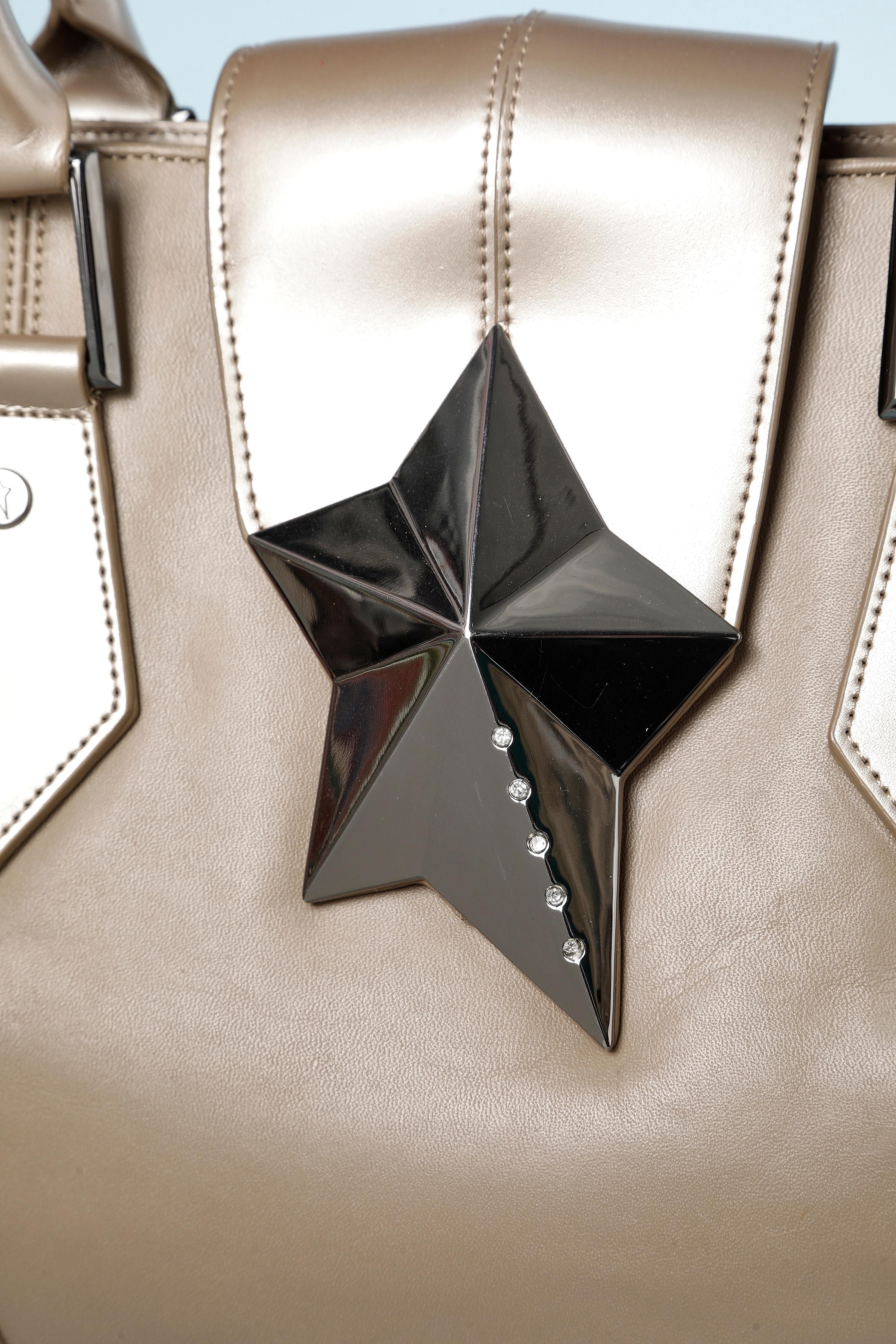 Zenith Ellipse shoulder bag in beige leather and metal star. 
Flat inside pocket with zip. Fabric lining with star pattern
Measures: 
- height= 25 cm
- width= 36 cm
- depth= 28 cm 
Metal stud to protect the bag underneath.
Numbered: MT16170710
