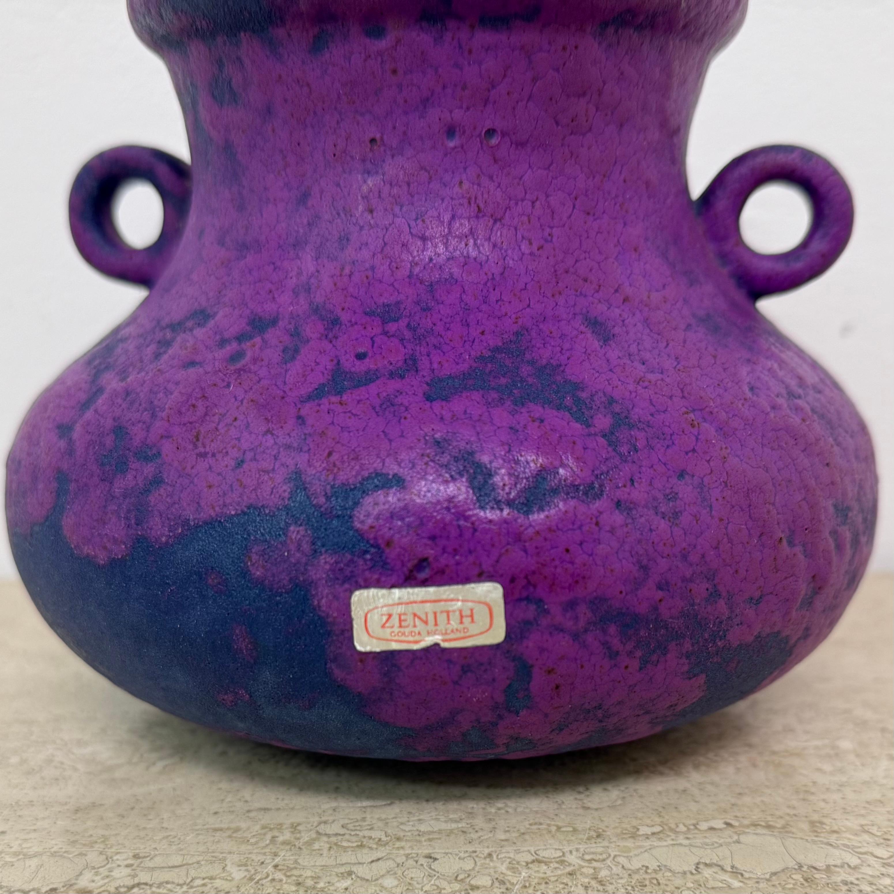 Jarrón Zenith de cerámica gouda Holanda morada , años 70 en Bueno estado para la venta en Delft, NL