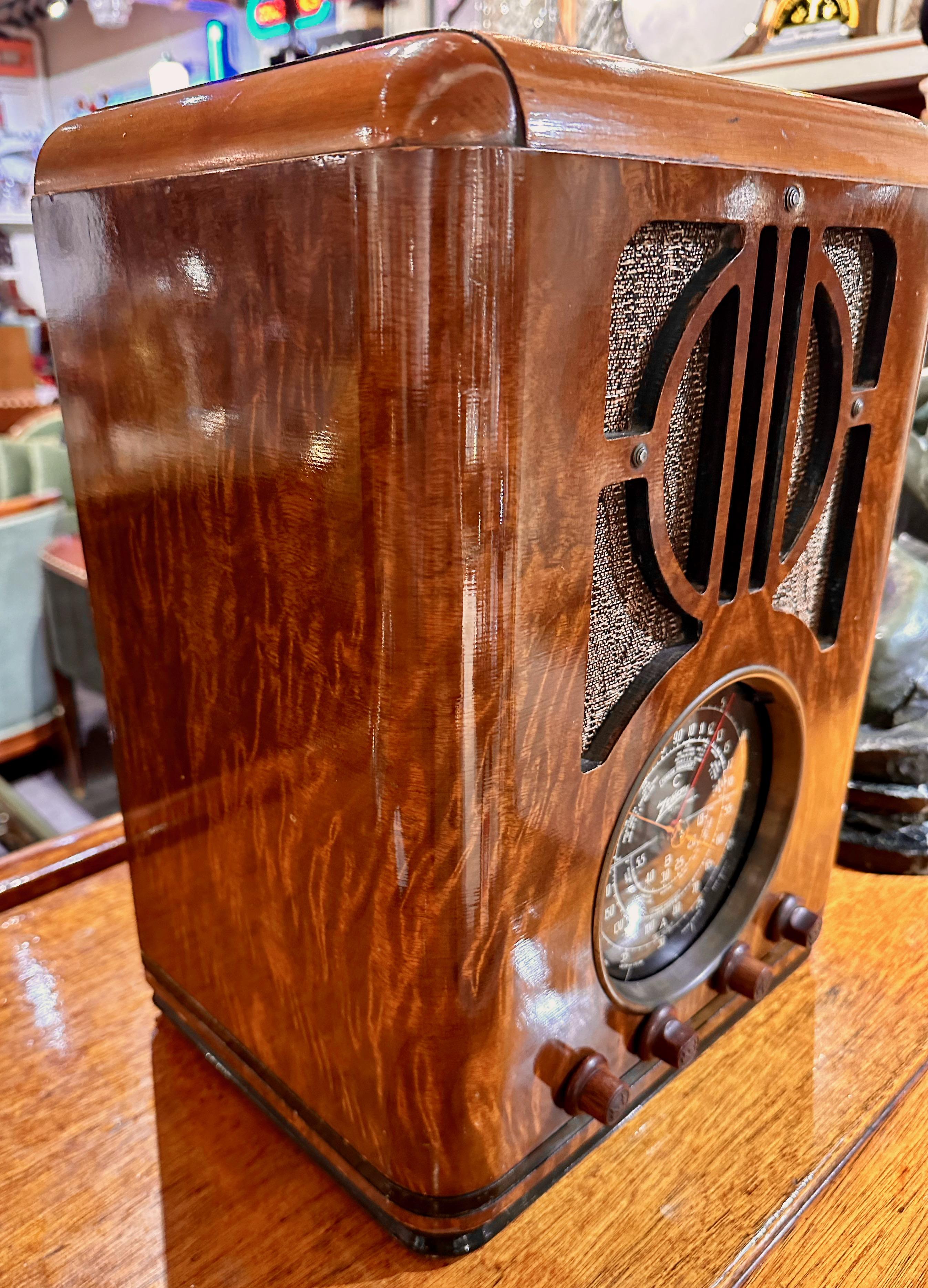 Art déco Zenith Model 6-S-229 Tombstone Radio (1938) Avec adaptateur pour Bluetooth en vente