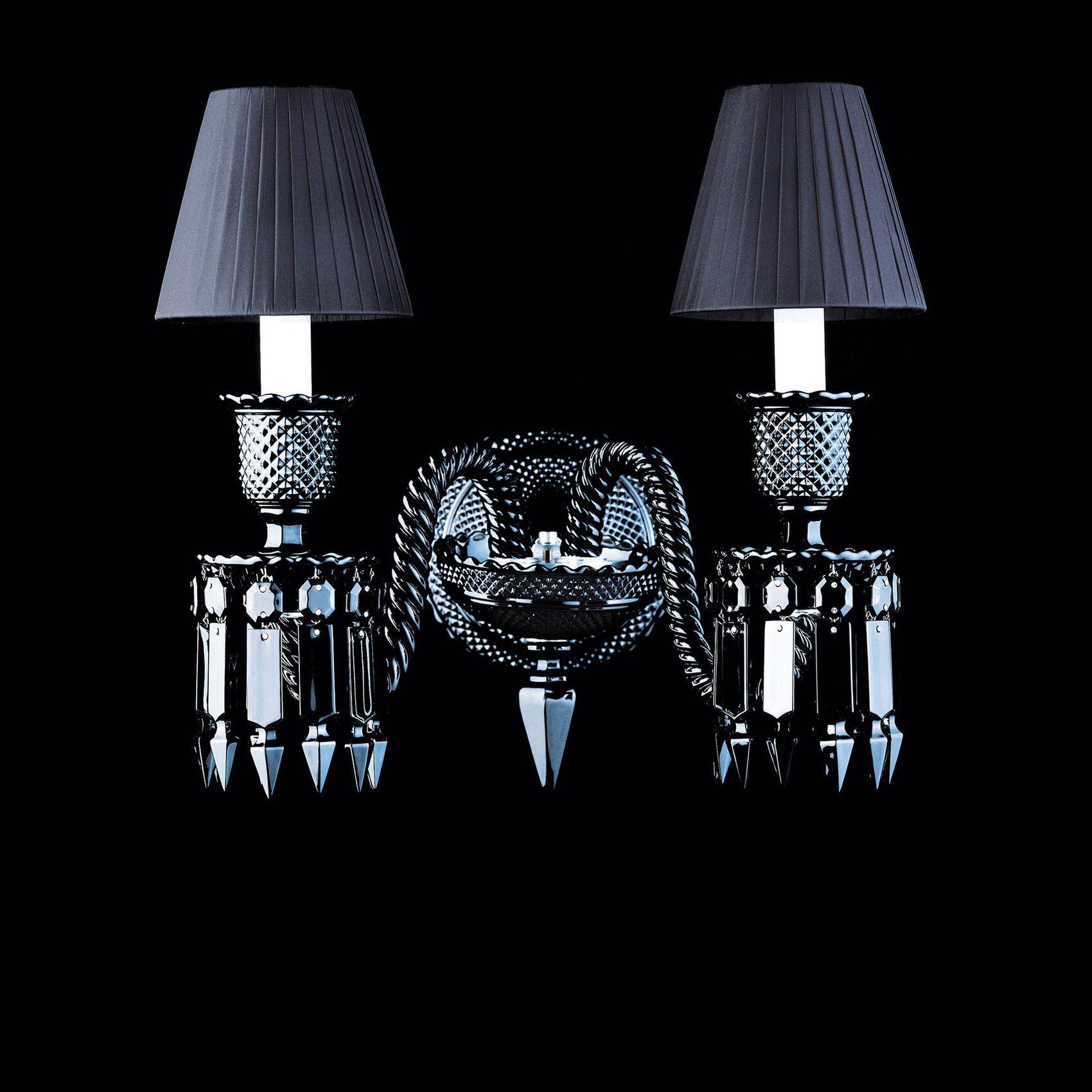 Philippe Starck a relooké la collection Zénith de Baccarat avec son talent habituel, revenant à la tradition du cristal noir, une teinte qui révèle la puissance et la dimension sculpturale de cette création emblématique. Cette applique à deux