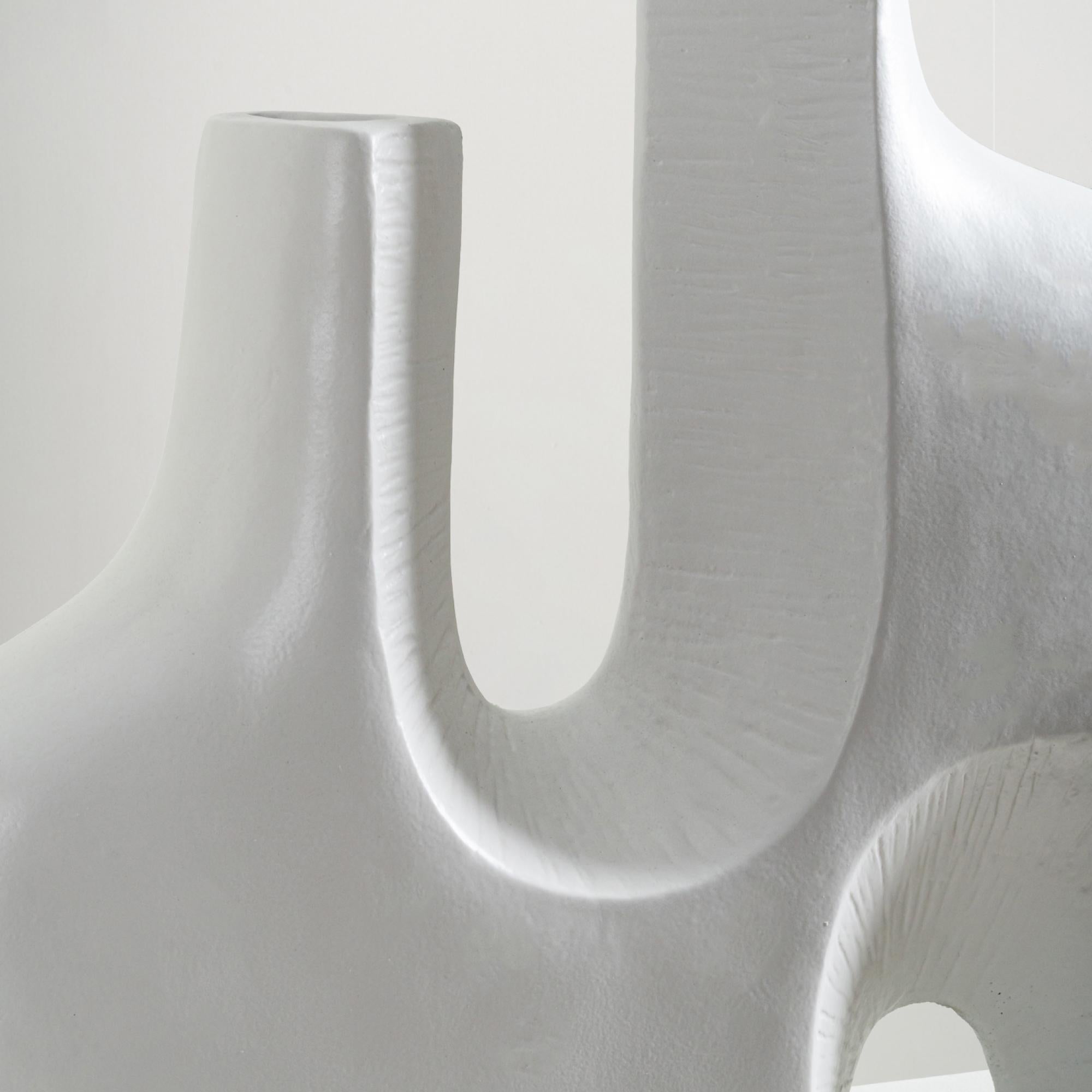 Una forma unica e organica con una splendida texture realizzata a mano che dona un tocco di eleganza a qualsiasi spazio. Ogni pezzo è opera di un singolo artigiano, che lo rende unico nel suo genere. Le curve che catturano la luce accentuano questo