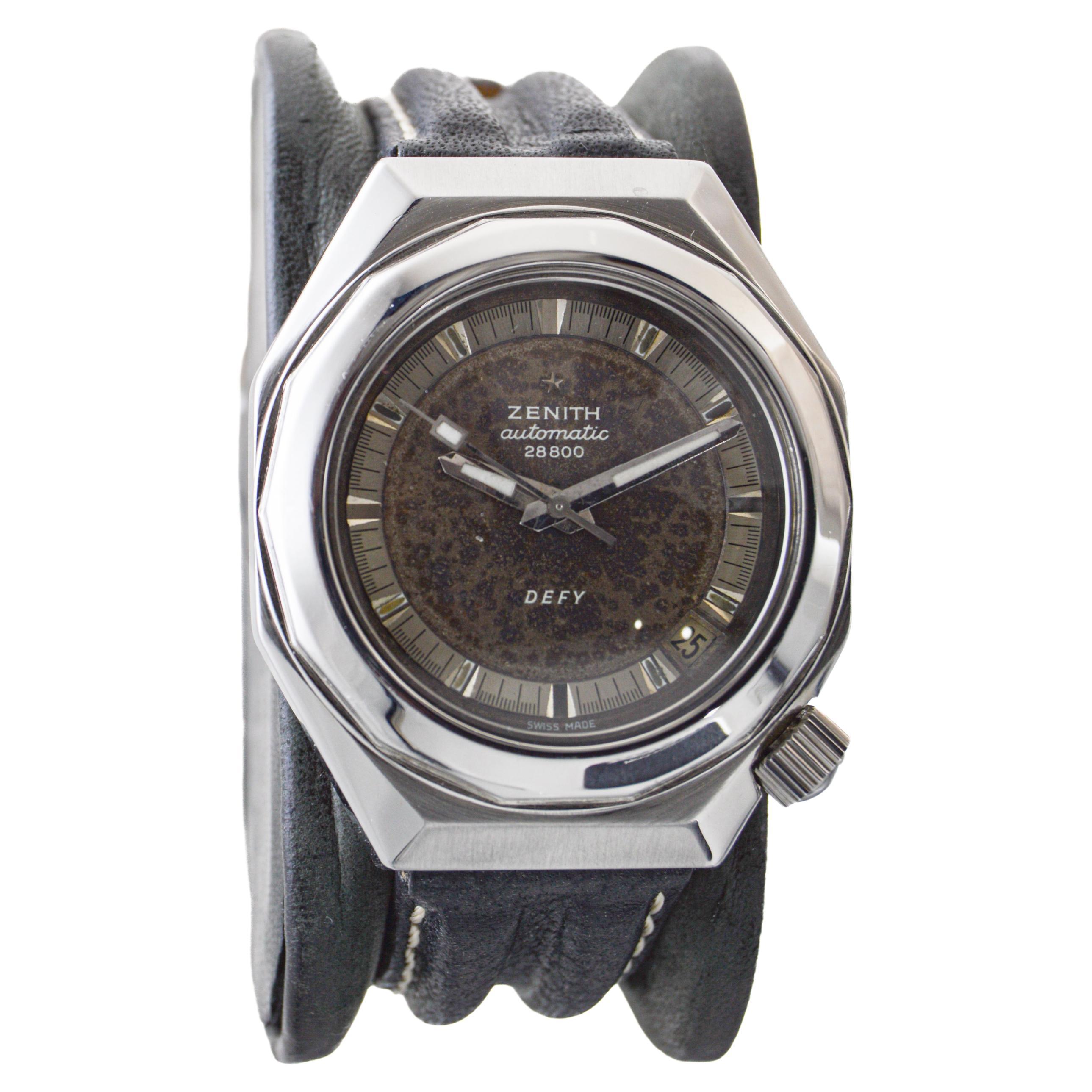 FACTORY / HOUSE: Zenith Watch Company
STYLE / REFERENCE: Moderne Sports Style
METAL / MATERIAL: Stainless Steel 
CIRCA: 1960's
DIMENSIONS: Length 44mm X Diameter 37mm
MOVEMENT / CALIBER: Automatic Winding / 23 Jewels / 28.800 Fast Beating
DIAL /