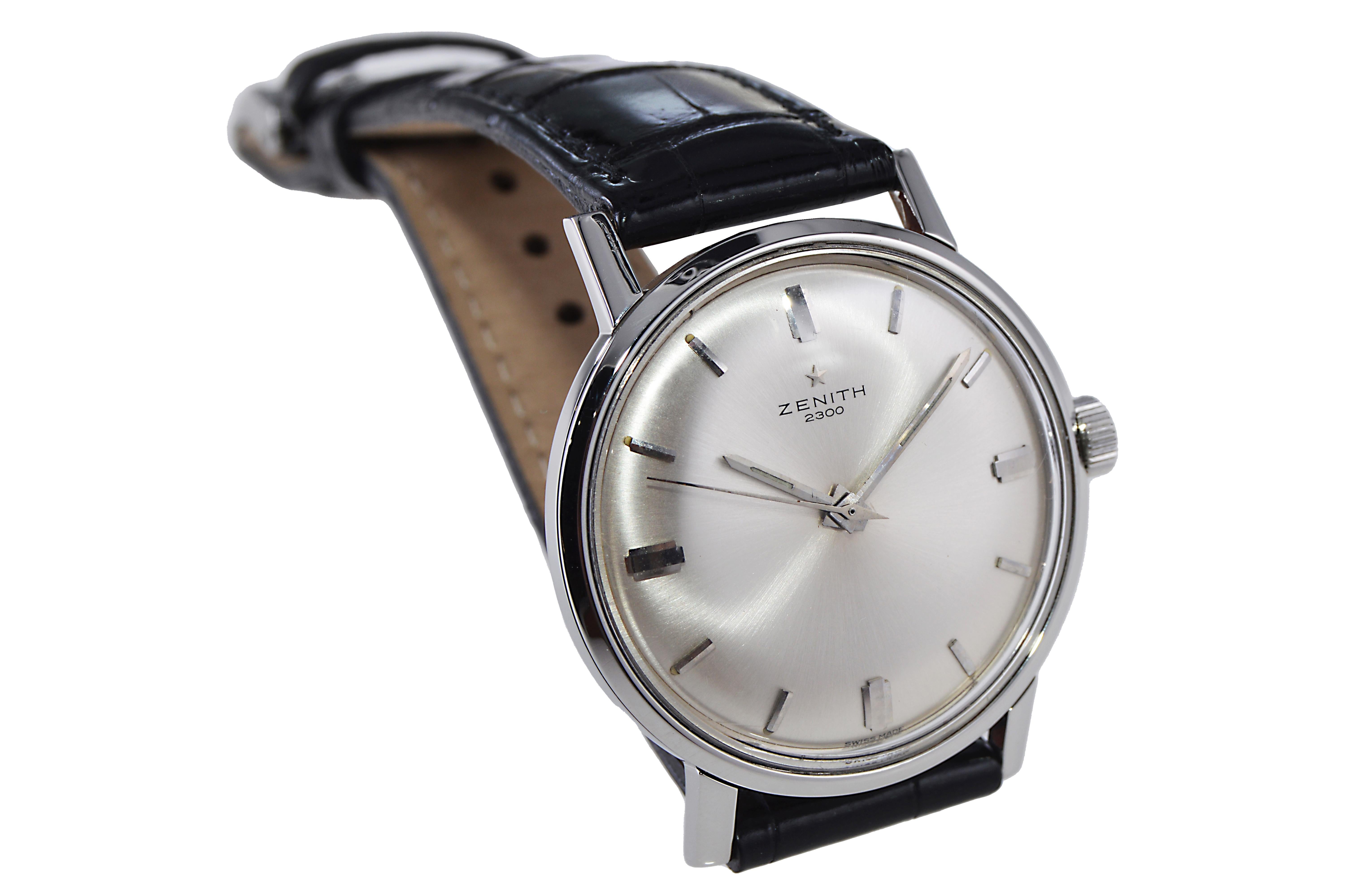 Zenith Stainless Steel Original Dial Manual Wind Watch, circa 1950s In Excellent Condition For Sale In Long Beach, CA