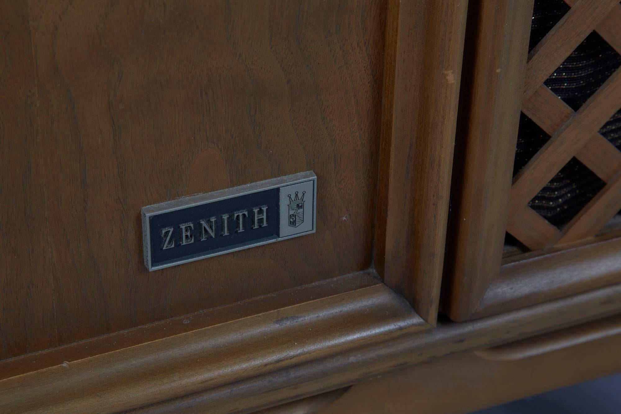 Zenith Stereophonic Stereo Cabinet with Record Player and Working Radio In Excellent Condition In Belmont, MA