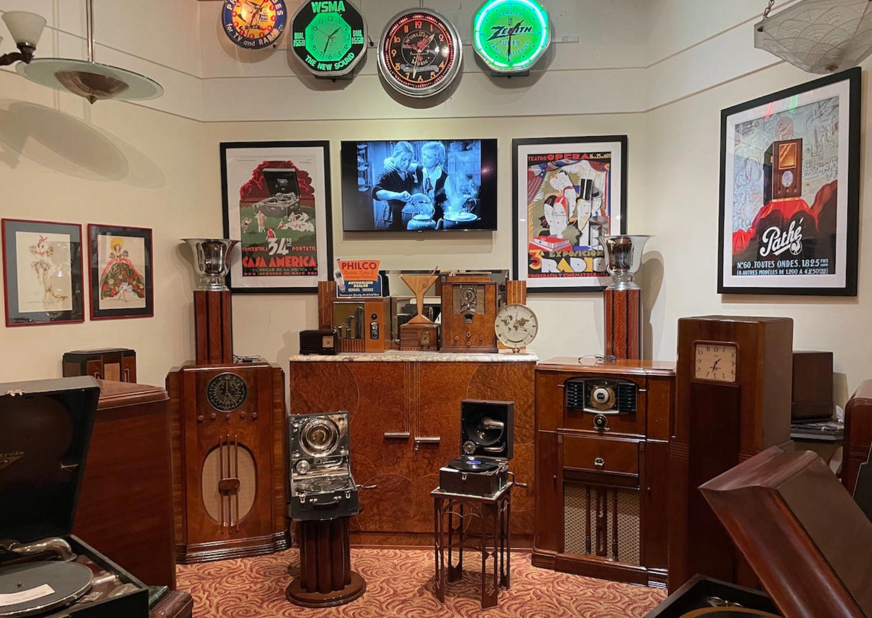 Mid-20th Century Zenith Tombstone Radio (1937) Zenith 10-S-130 Black-Dial Bluetooth Radio For Sale
