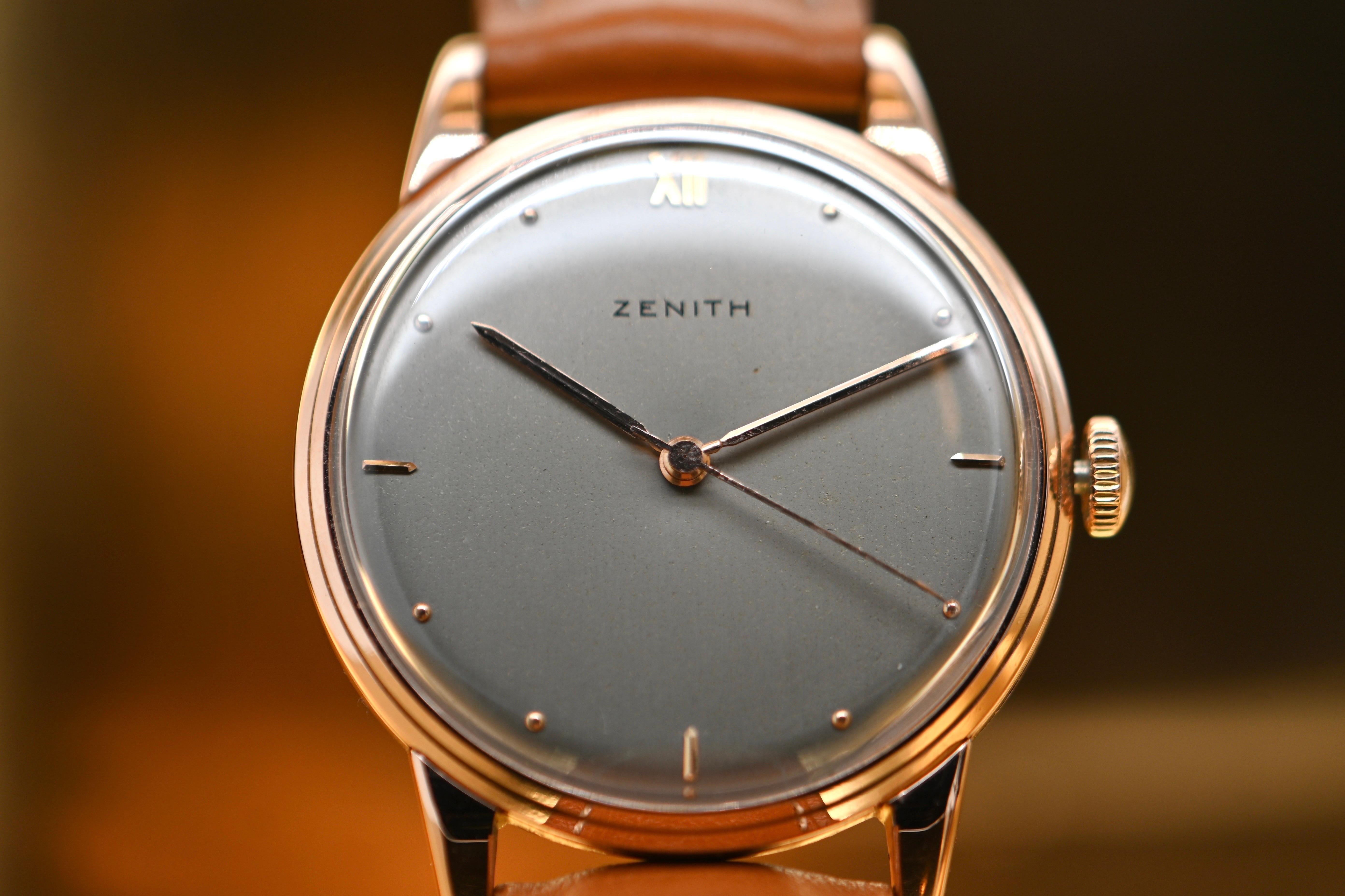 Cette exquise montre Zenith, réalisée en or rose 18 carats, est une pièce remarquable qui allie valeur historique et élégance intemporelle. Pesant 12,37 grammes de métal, cette montre a été méticuleusement fabriquée en 1949, incarnant le
