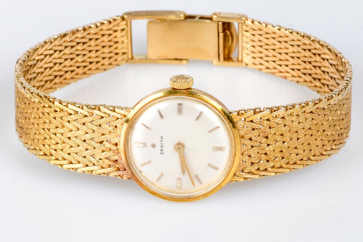 This Zenith watch is the epitome of elegance and refinement. The case, crafted in 18-carat yellow gold, shines with a warm, sumptuous glow, underlining the exceptional quality of the materials used. The bracelet's paillasson mesh lends a unique look