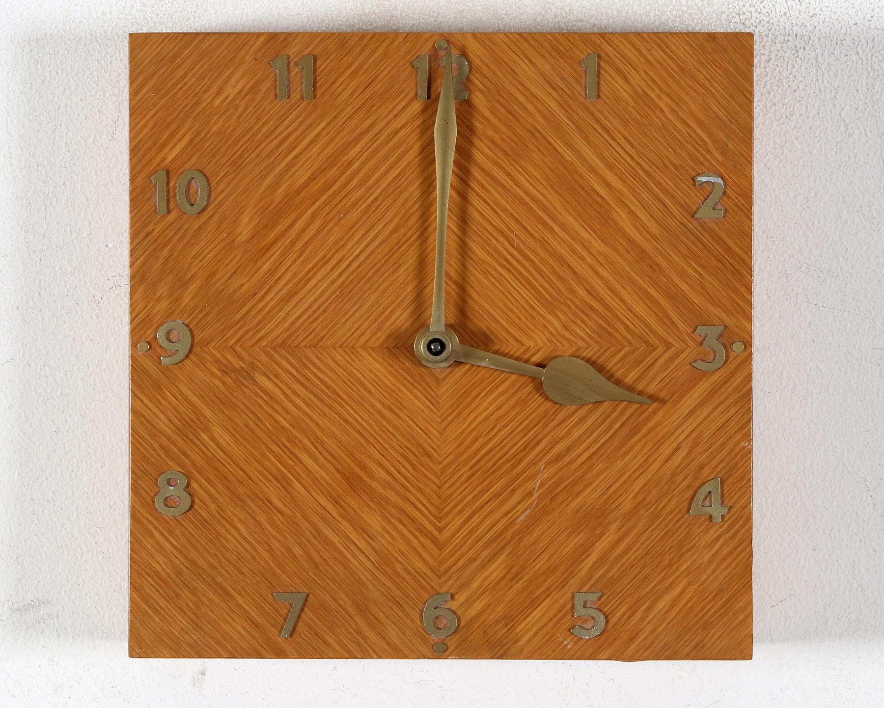 Cadre en bois avec cadran en bois et aiguilles en laiton, chiffres et index. Fabriquée dans les années 1930 par Zenith en Suisse. 
Parfait état de fonctionnement d'origine et après une révision professionnelle.