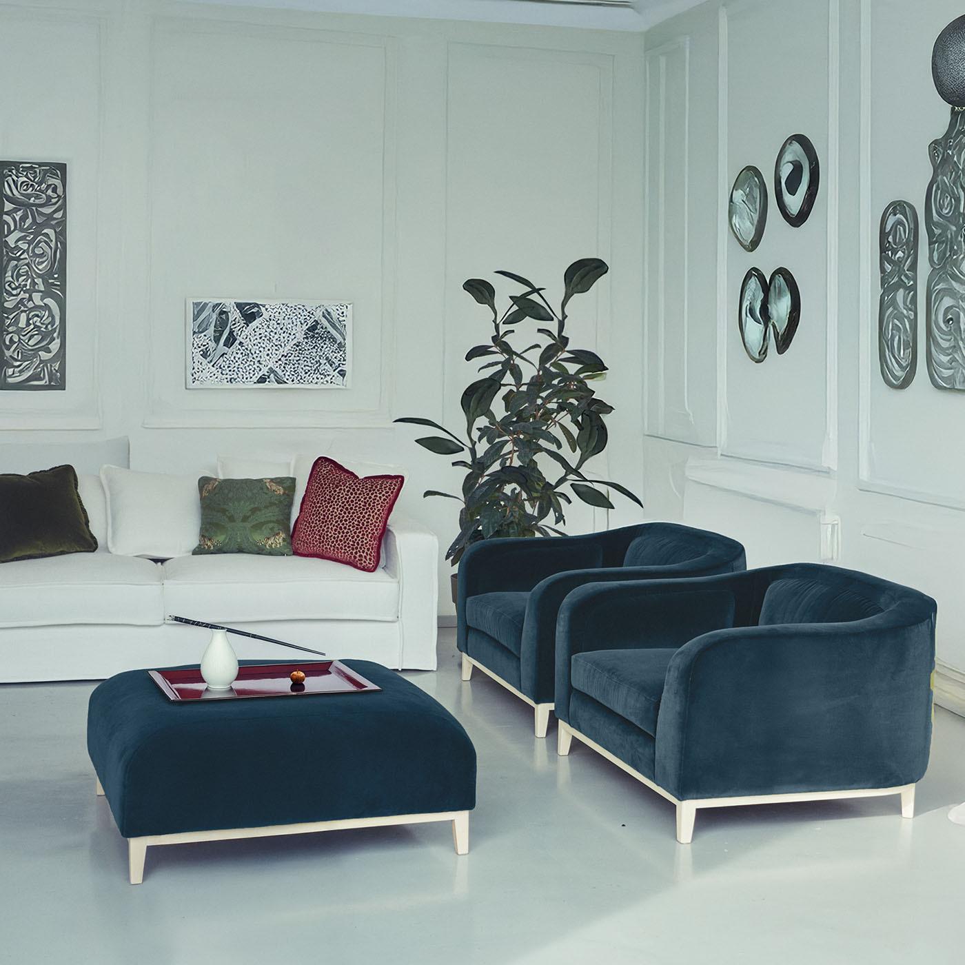 Conçu pour marier harmonieusement l'élégance classique et le design moderne, le Zeno Eco Ottoman est un complément polyvalent à tout espace de vie. Ce pouf exquis est conçu avec une esthétique mid-century qui résonne avec les sensibilités