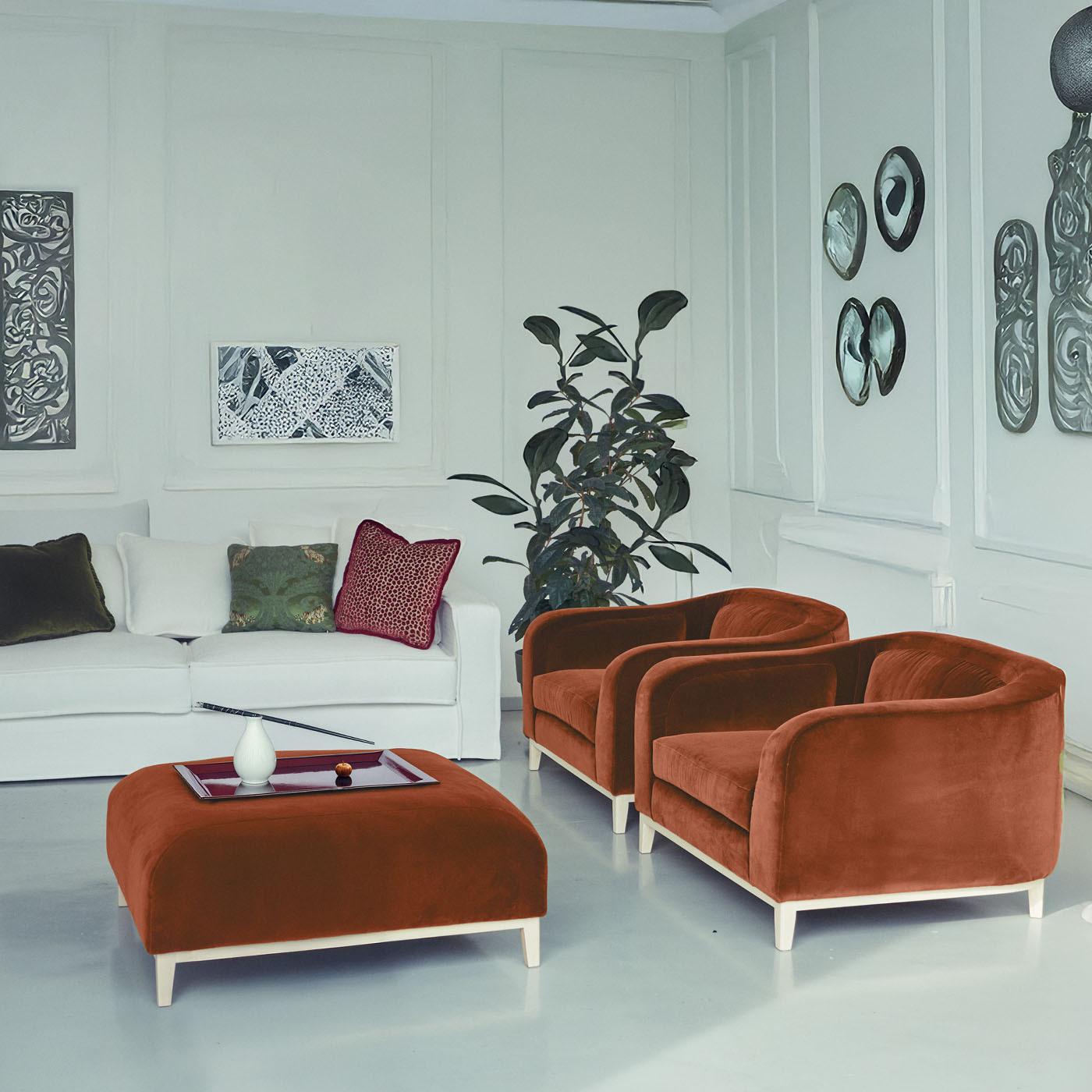 Realizzato per fondere perfettamente l'eleganza classica con il design moderno, il pouf Zeno Eco è un'aggiunta versatile a qualsiasi spazio abitativo. Questo pouf è stato progettato con un'estetica di metà secolo che risuona con la sensibilità