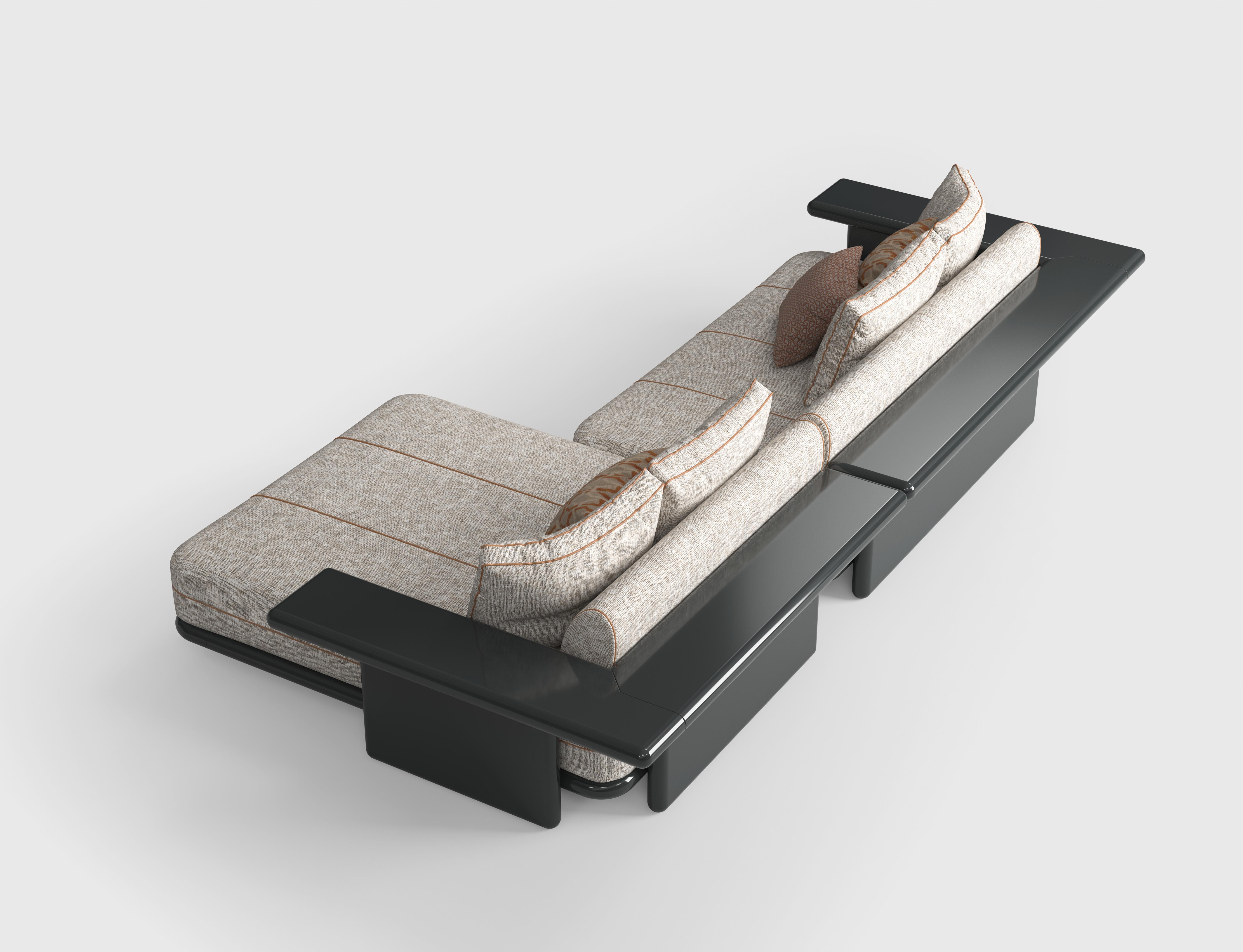 Este sofá modular se compone de varios elementos, lo que permite configuraciones flexibles para adaptarse a cualquier espacio. Presenta reposabrazos lacados que añaden un toque refinado, mientras que el asiento y el respaldo están tapizados en tela
