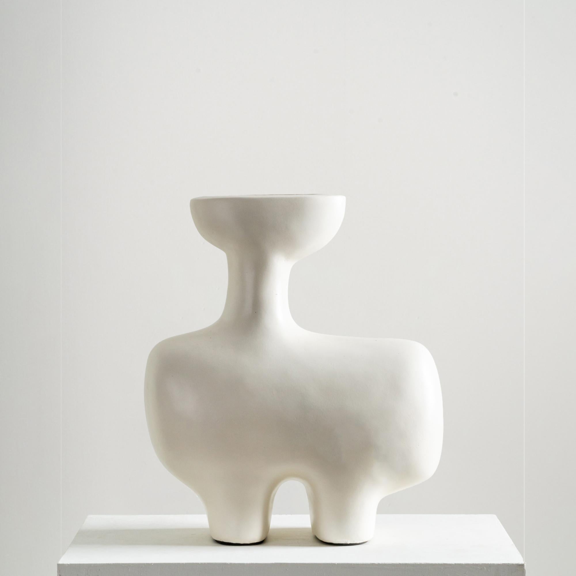 Forme unique et organique présentant une étonnante texture artisanale donnant une touche d'élégance à tout espace. Chaque pièce est l'œuvre d'un artisan individuel, ce qui en fait une pièce unique. Les courbes qui attirent la lumière accentuent