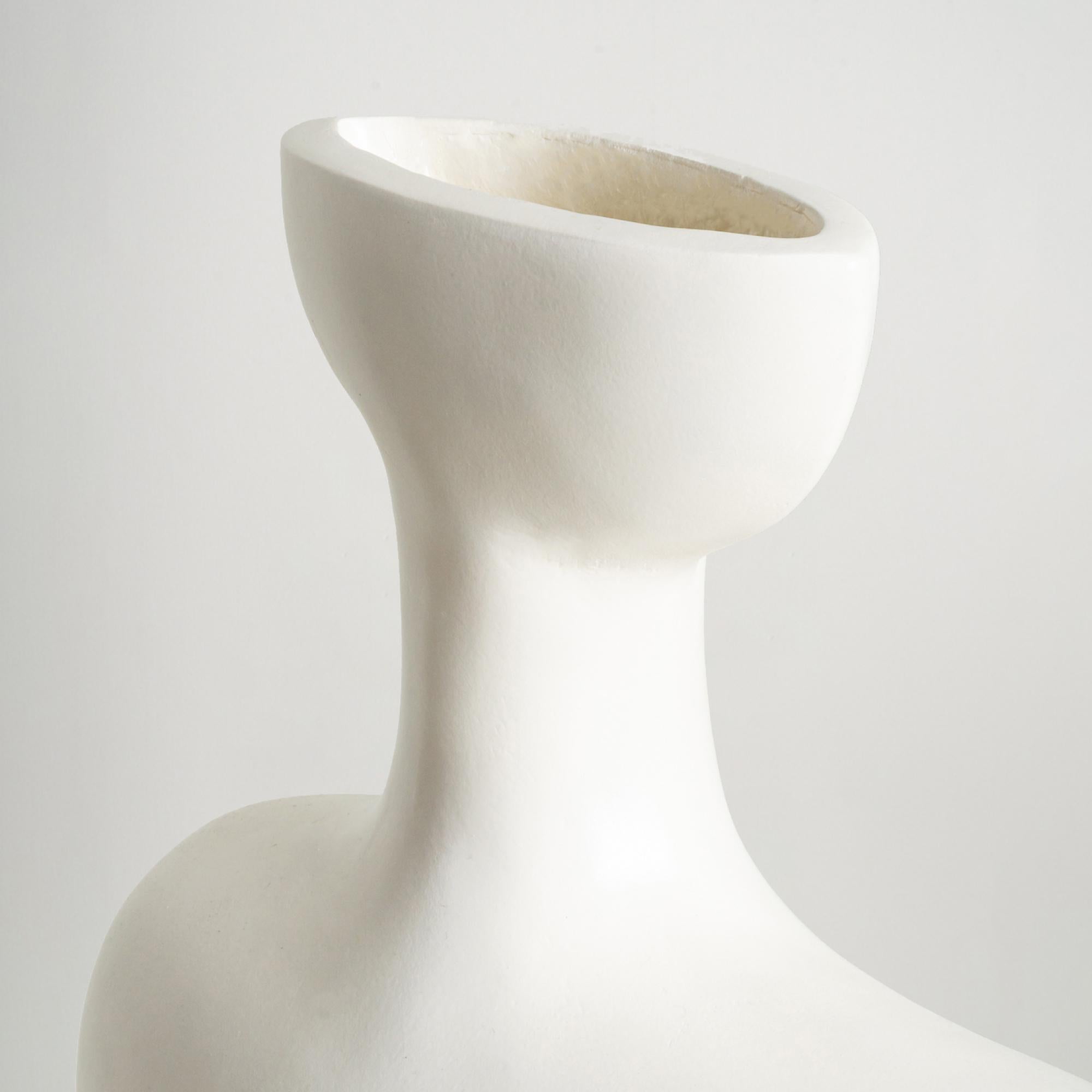 Fait main Vase de sculpture Zephyr, fait à la main, de forme organique, blanc cassé crème en vente