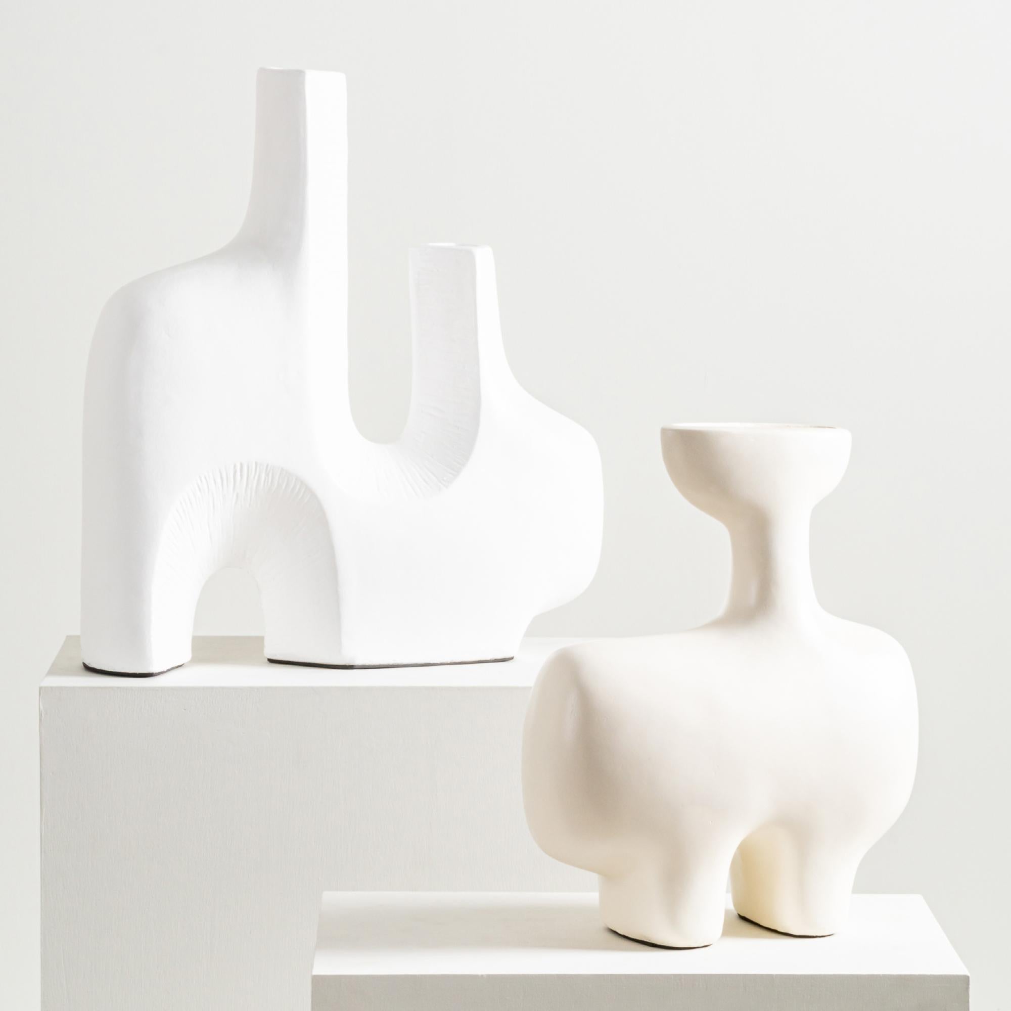 Vase de sculpture Zephyr, fait à la main, de forme organique, blanc cassé crème Neuf - En vente à New York, US