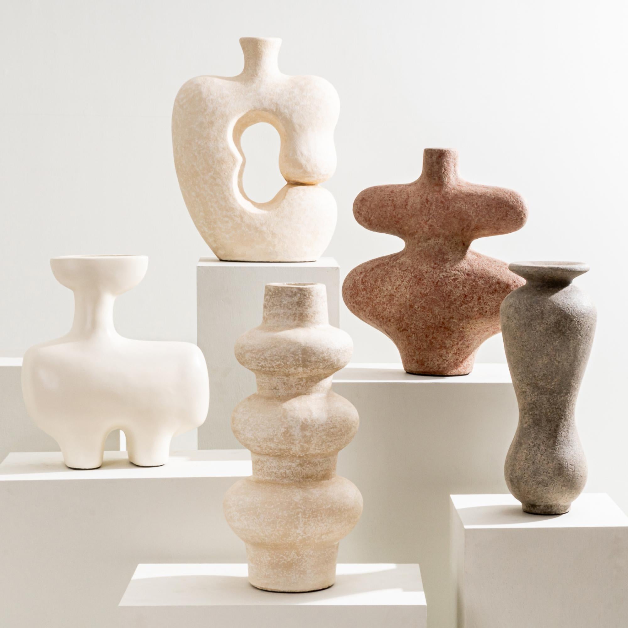 XXIe siècle et contemporain Vase de sculpture Zephyr, fait à la main, de forme organique, blanc cassé crème en vente