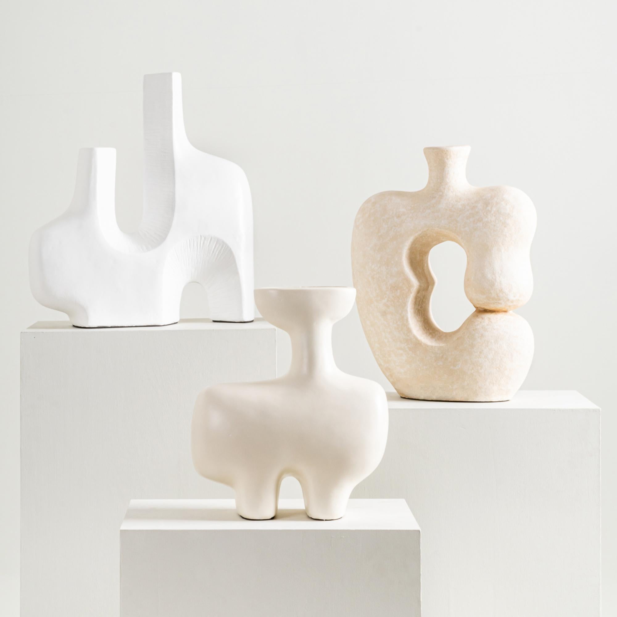 Terre cuite Vase de sculpture Zephyr, fait à la main, de forme organique, blanc cassé crème en vente