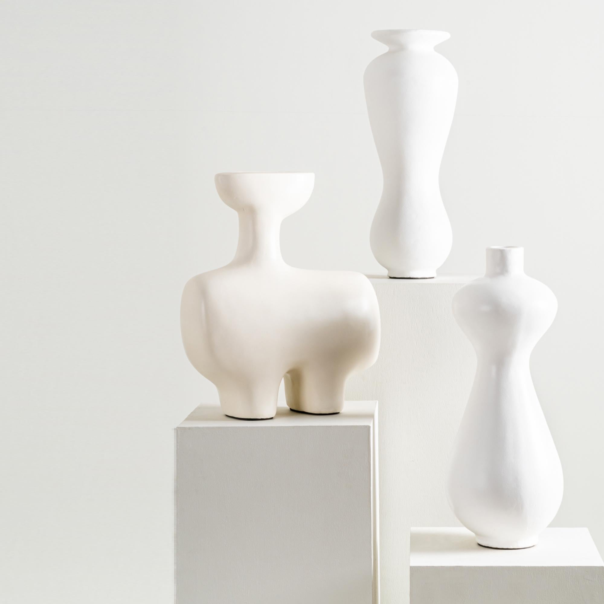 Vase de sculpture Zephyr, fait à la main, de forme organique, blanc cassé crème en vente 1