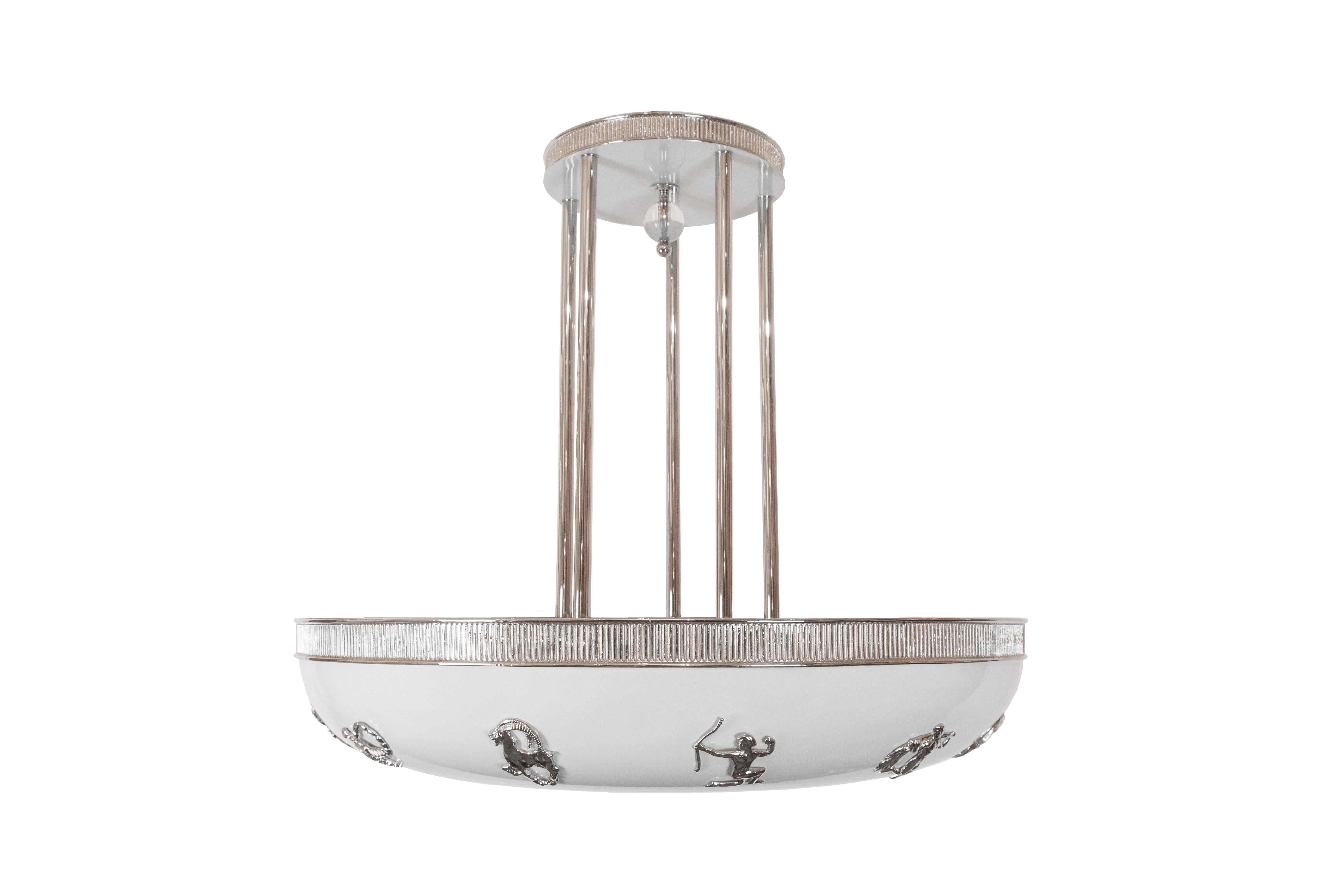 Una lampada ispirata al periodo Grace svedese con segni zodiacali in nichel fuso. Questo apparecchio utilizza un inserto in vetro smerigliato sul lato inferiore e presenta un'esplosione di bronzo fuso con finitura nichelata. Un totale di nove luci.