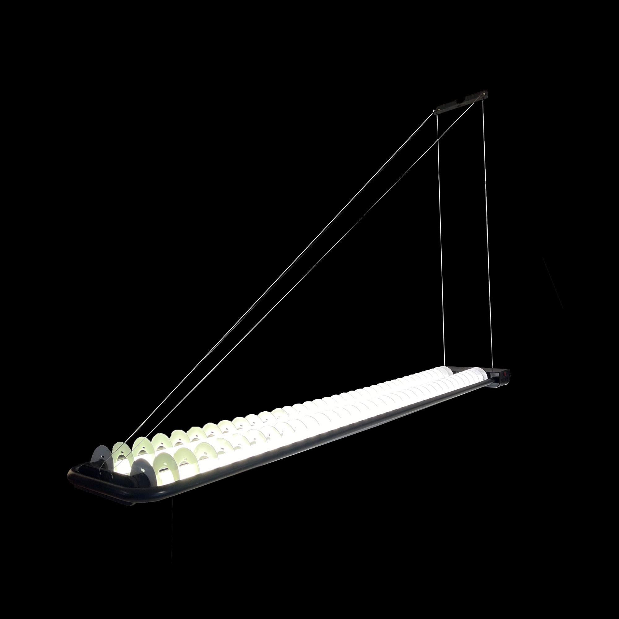 LAMPADAIRE DE GIGANTE, BOCCATO & ZAMBUSI 
Gigante, Boccato & Zambusi (Italie 1962-1990)
Lampadaire néon à double tube 
1981
Zerbetto

170x30x6cm

Métal laqué noir, tube néon 