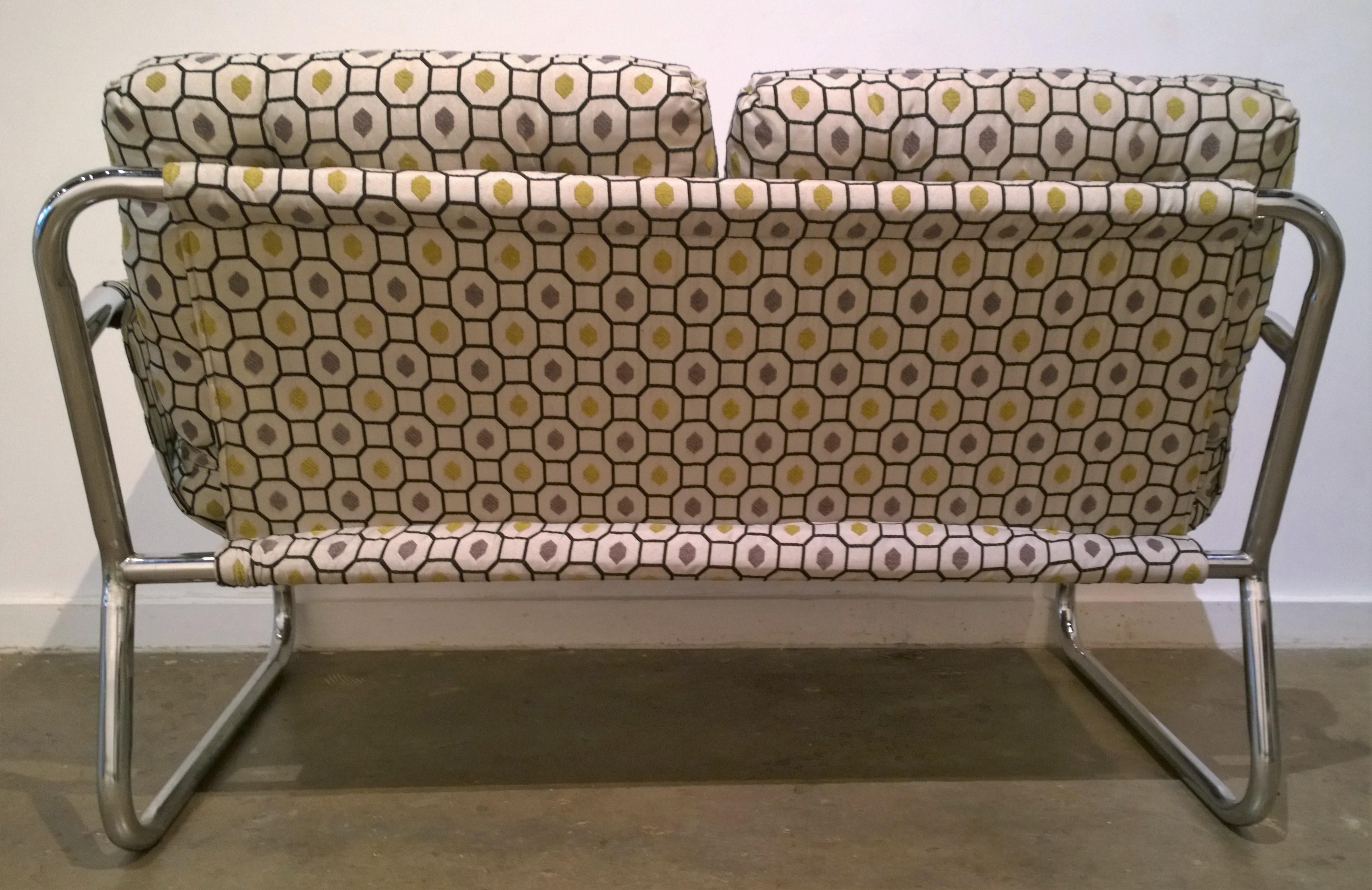 Zermatt Tubular Chrome Sling-Back Settee Upholstered in Gray, Yellow and Black In Good Condition For Sale In Houston, TX