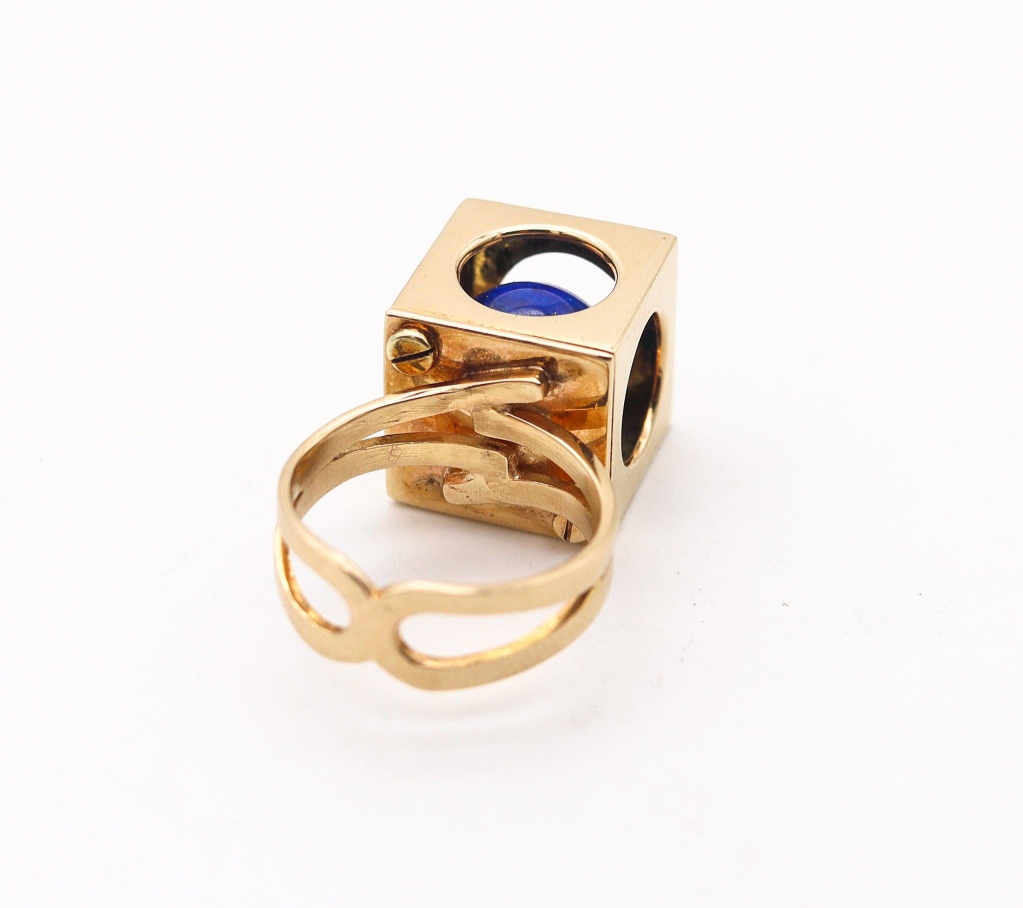 ZERO-GROUP Modernist 1970 Sculptural Ring In 14Kt Yellow Gold With Lapis Lazuli In Excellent Condition For Sale In Miami, FL