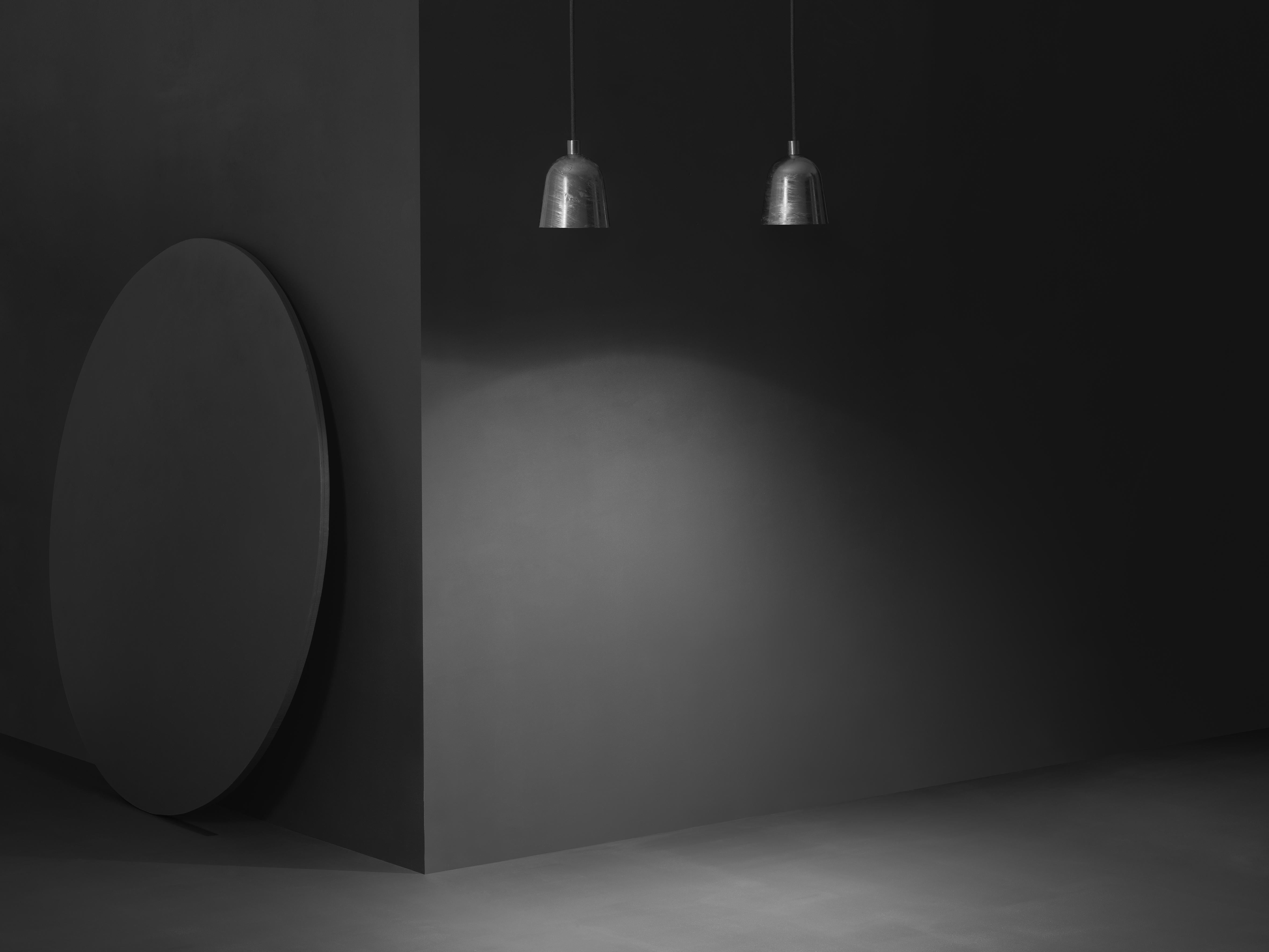 Die konvexe Mini-Hängeleuchte aus lackiertem Metall wurde von Jens Fager für Zero Lighting entworfen. Die konvexe Leuchte, deren kegelförmiger Schirm von einer einfachen Schnur herabhängt, ist die Antwort der modernen Architektur auf die Frage, wie