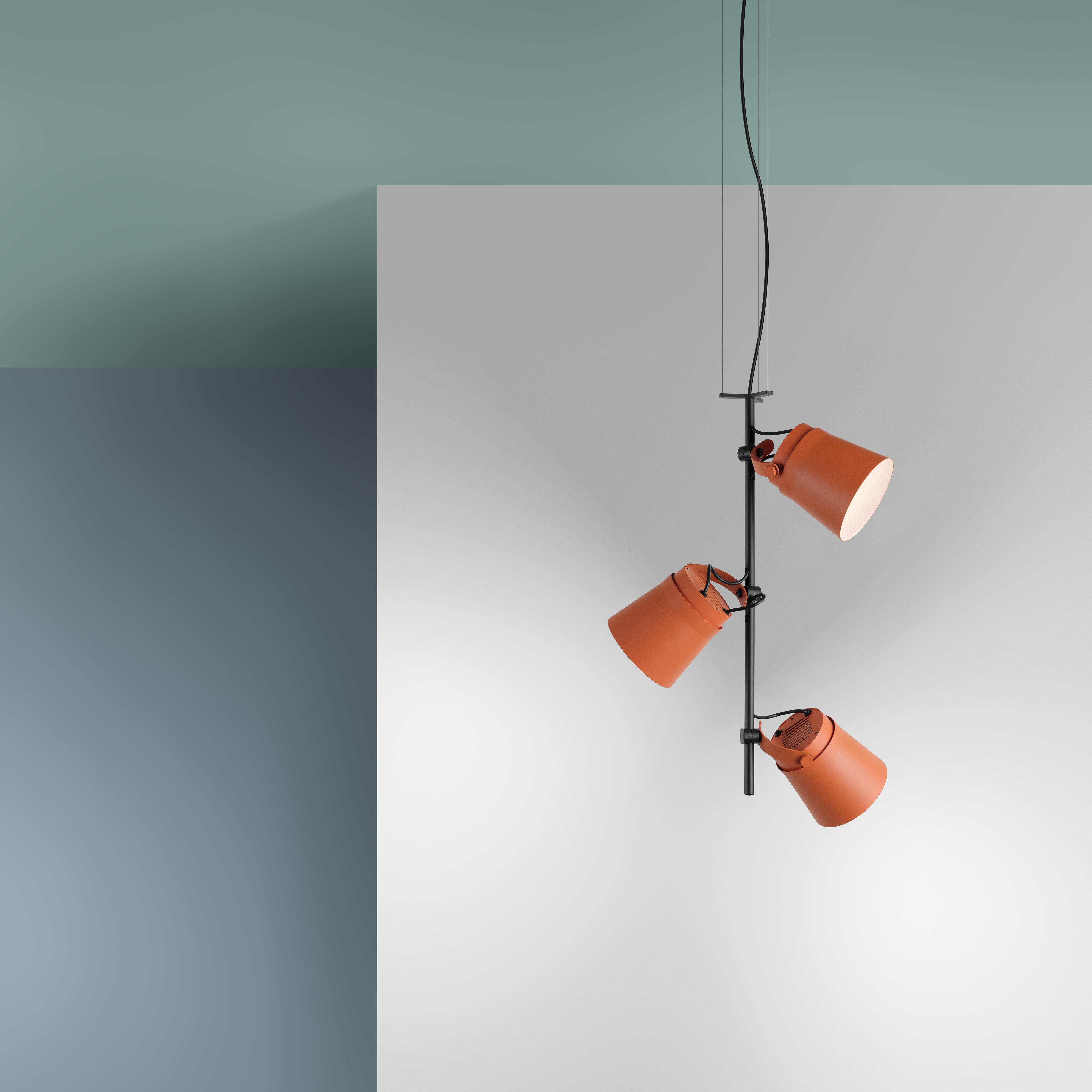 Die von Thomas Bernstrand entworfene vertikale Pendelleuchte Ginza ist so intelligent, dass das Licht in alle Richtungen fließen kann, da die Schirme verstellbar sind, als ob sie kleine Eimer mit Licht aufhängen würde. Die Leuchte besteht aus