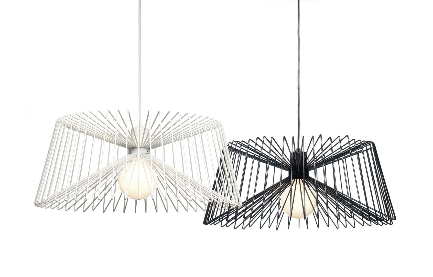 Mattias Ståhlbom a conçu les trois pendentifs, disponibles en fil d'acier peint en blanc ou en noir. L'abat-jour artistique projette une lueur de texture ludique sur les surfaces adjacentes, ce qui en fait le luminaire idéal lorsqu'on souhaite un