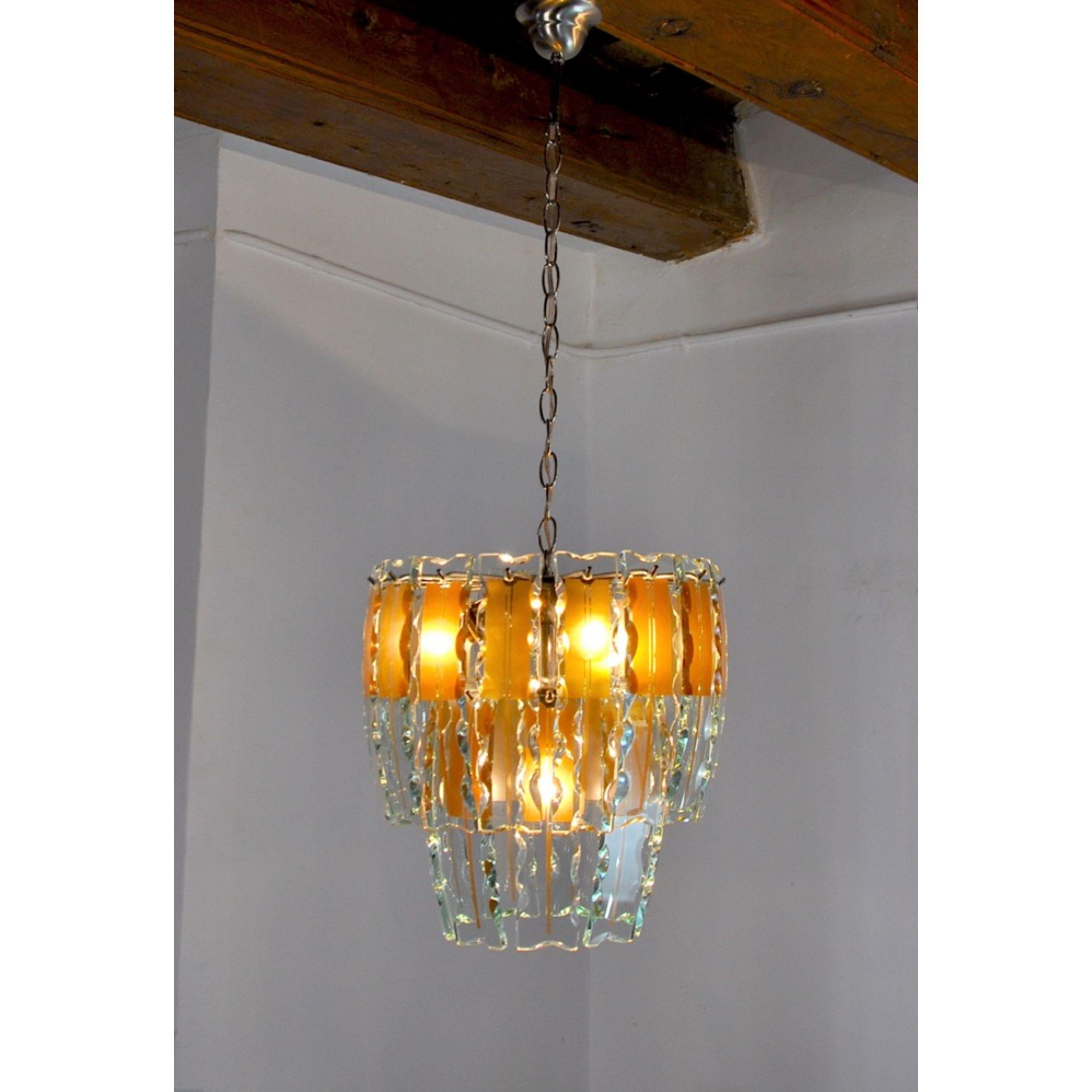 Zero cuattro chandelier designed and produced in the 70s in Murano, Italy.
Chrome structure and brown engraved crystals in good condition.
Rare design object that will illuminate your interior perfectly.
Verified electricity, time marks consistent