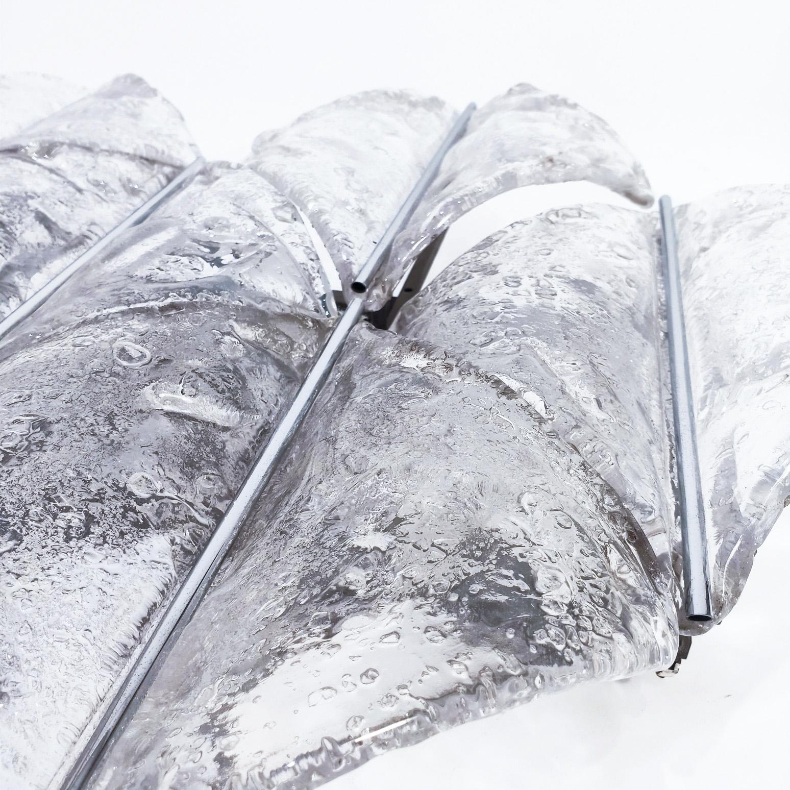 Enorme aplique italiano de estilo brutalista y de la Era Espacial de Zero Quattro 04, Milán, años setenta. Formado por 7 piezas de cristal de Murano en forma de diamantes curvados. Todas las piezas están hechas de grueso cristal de Murano