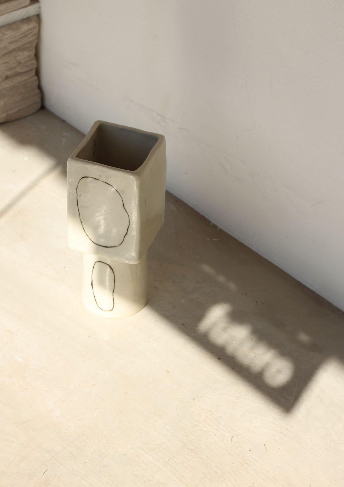 contemporary white ceramic vase inspired in Miró - ZERO serie - obj01, brazil  In New Condition For Sale In Florianópolis, BR