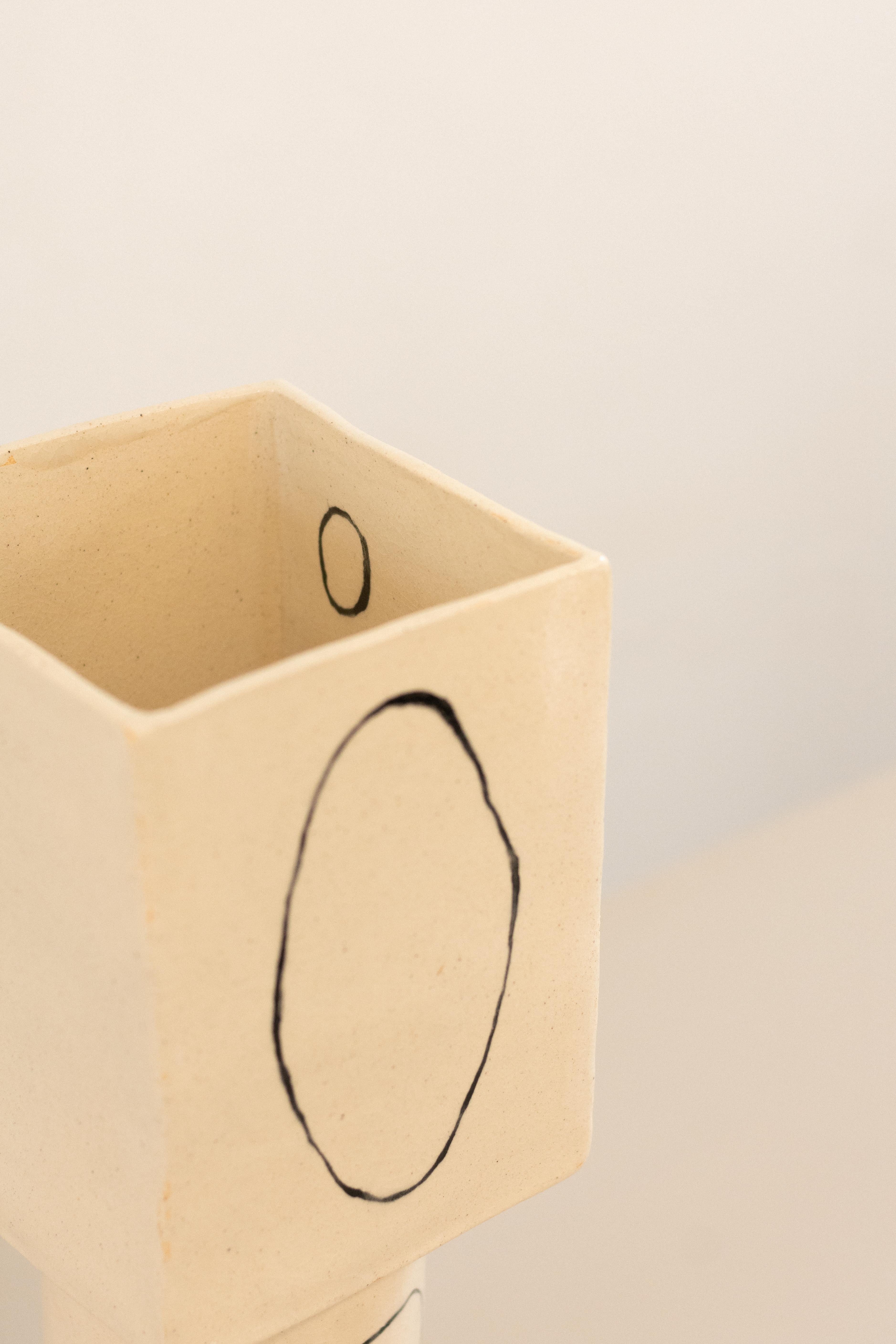 contemporary white ceramic vase inspired in Miró - ZERO serie - obj01, brazil  For Sale 1